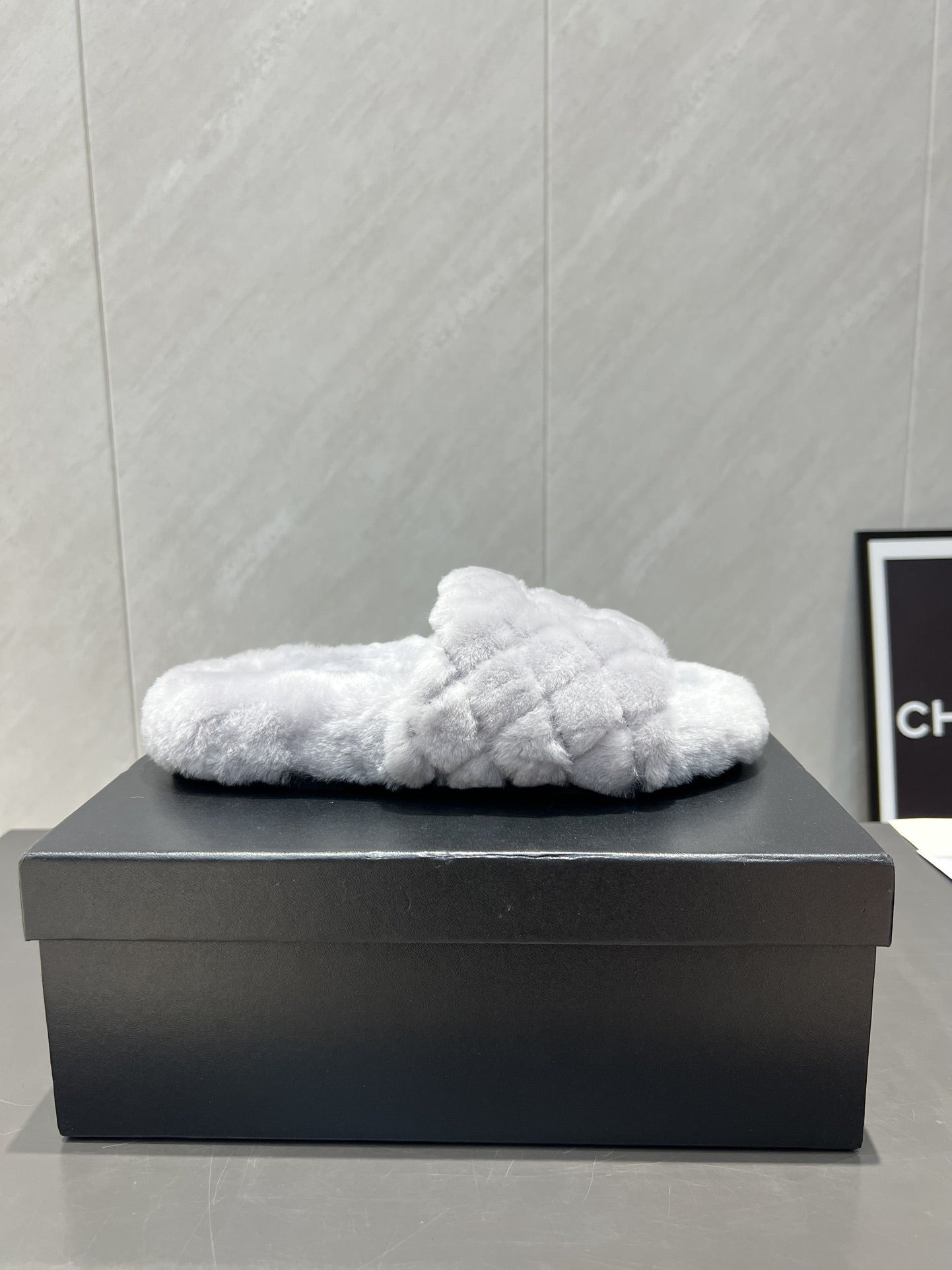 CHANEL 25S SLIPPERS IN LIGHT GRAY FUR - 35