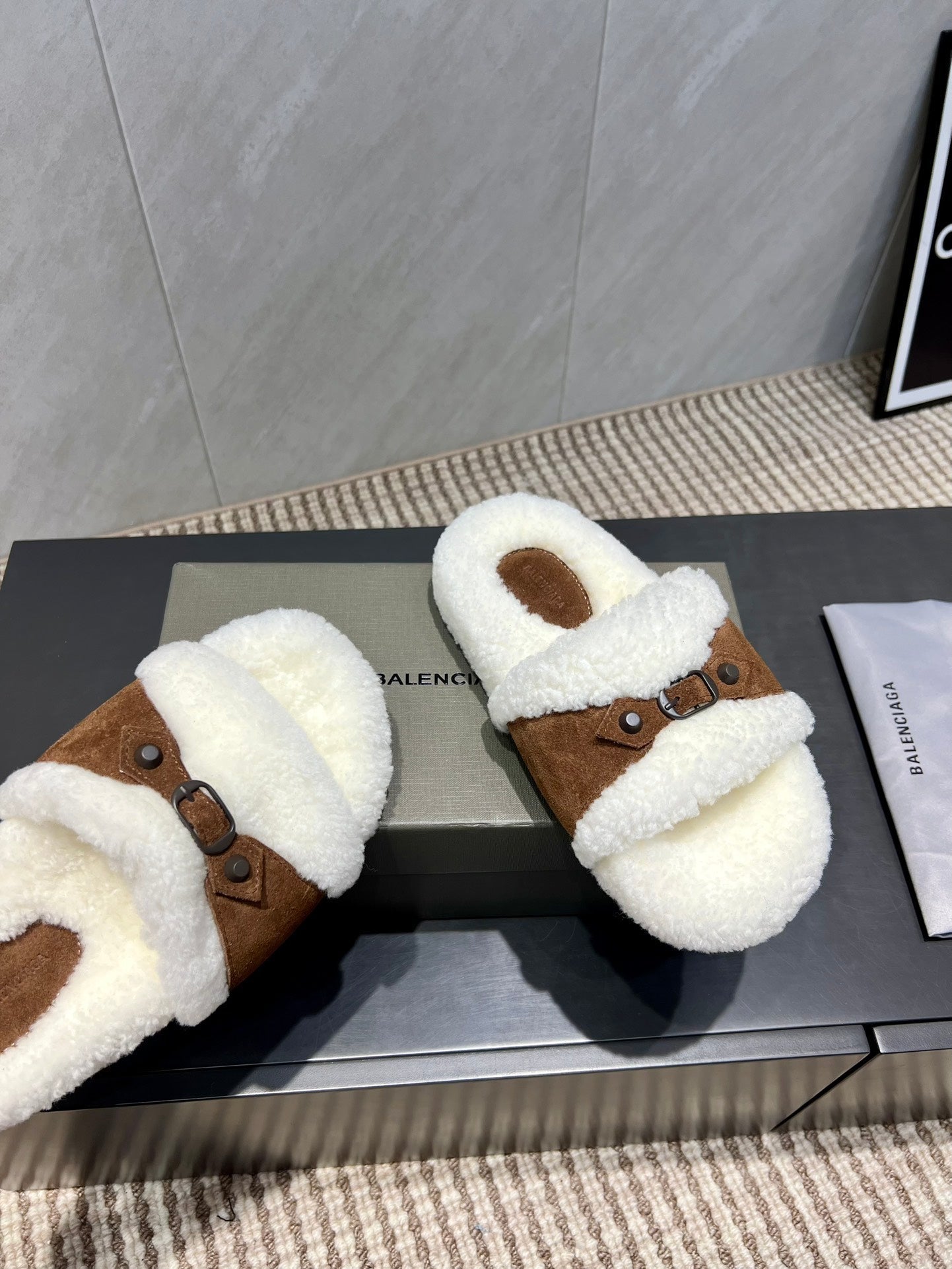 BALENCIAGA 25S SLIPPERS IN BROWN SUEDE AND WHITE WOOL - 35