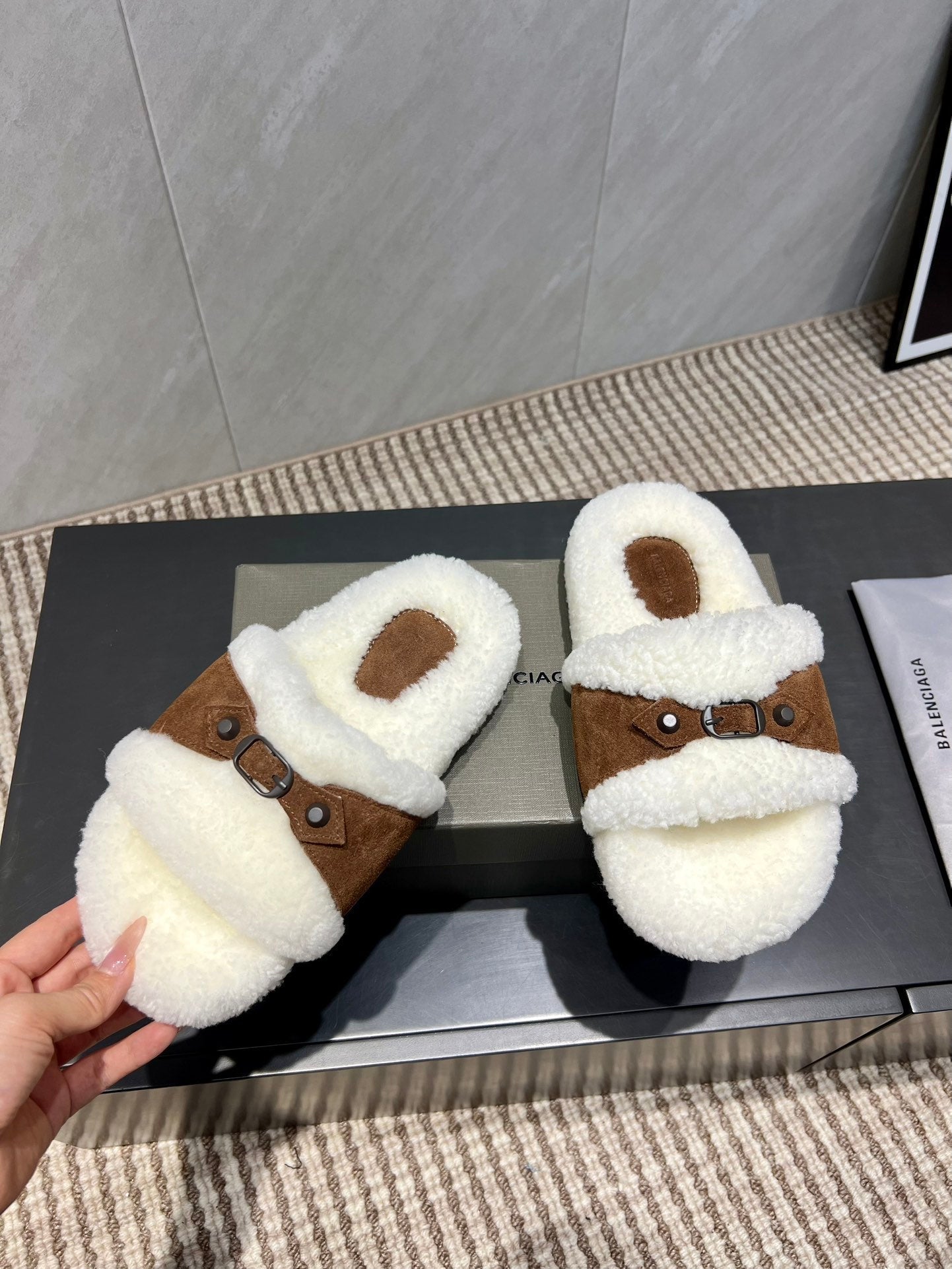 BALENCIAGA 25S SLIPPERS IN BROWN SUEDE AND WHITE WOOL - 35