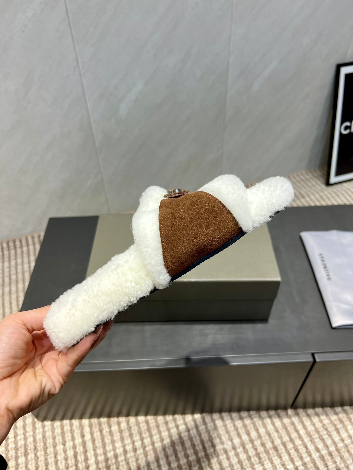 BALENCIAGA 25S SLIPPERS IN BROWN SUEDE AND WHITE WOOL - 35