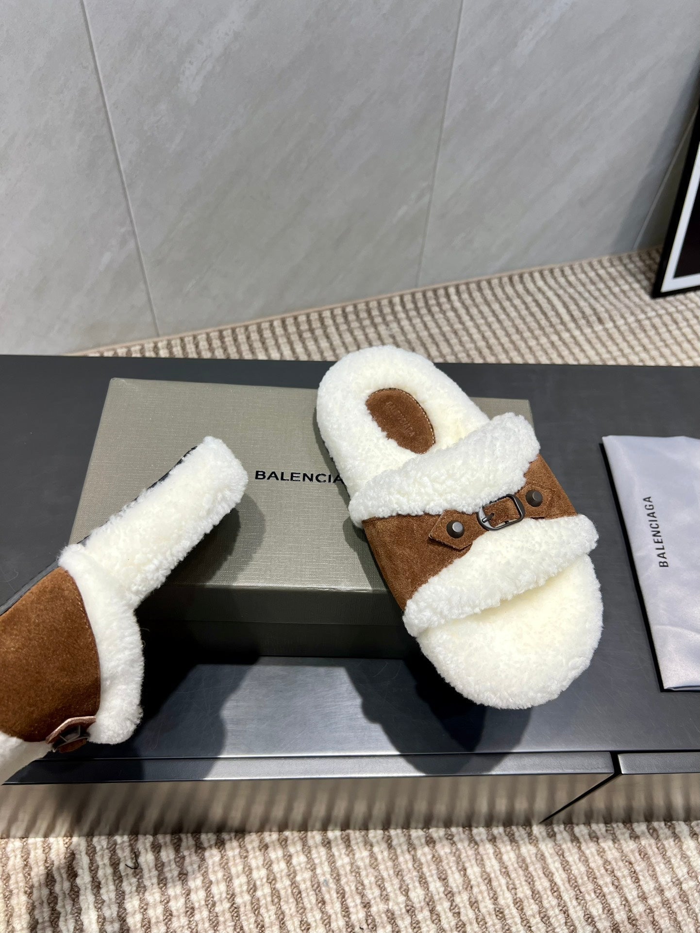 BALENCIAGA 25S SLIPPERS IN BROWN SUEDE AND WHITE WOOL - 35
