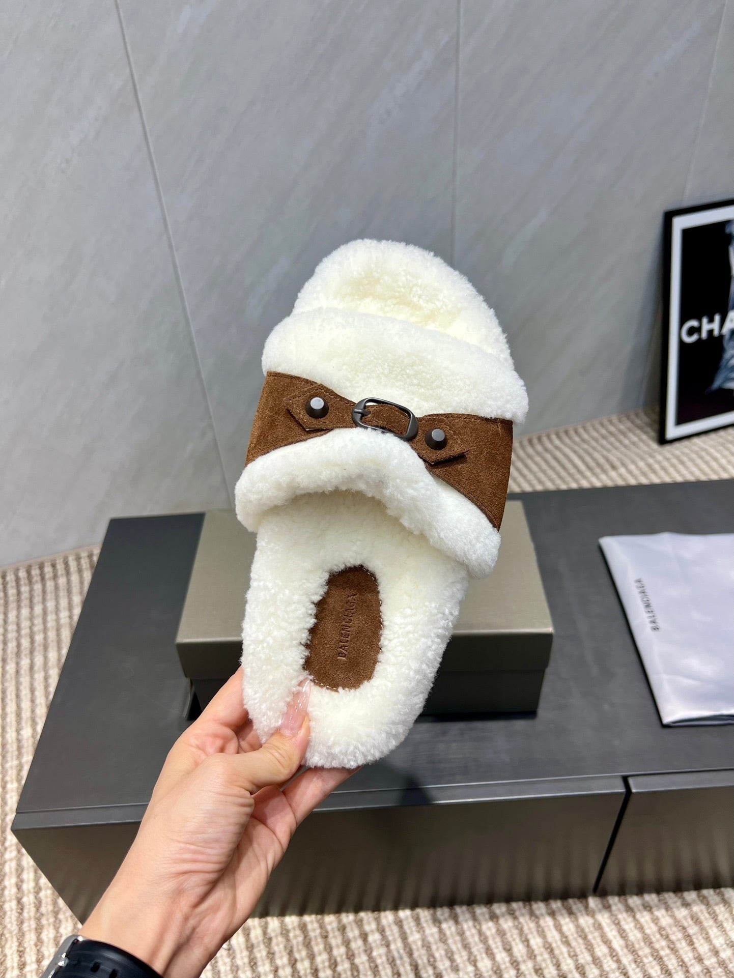 BALENCIAGA 25S SLIPPERS IN BROWN SUEDE AND WHITE WOOL - 35