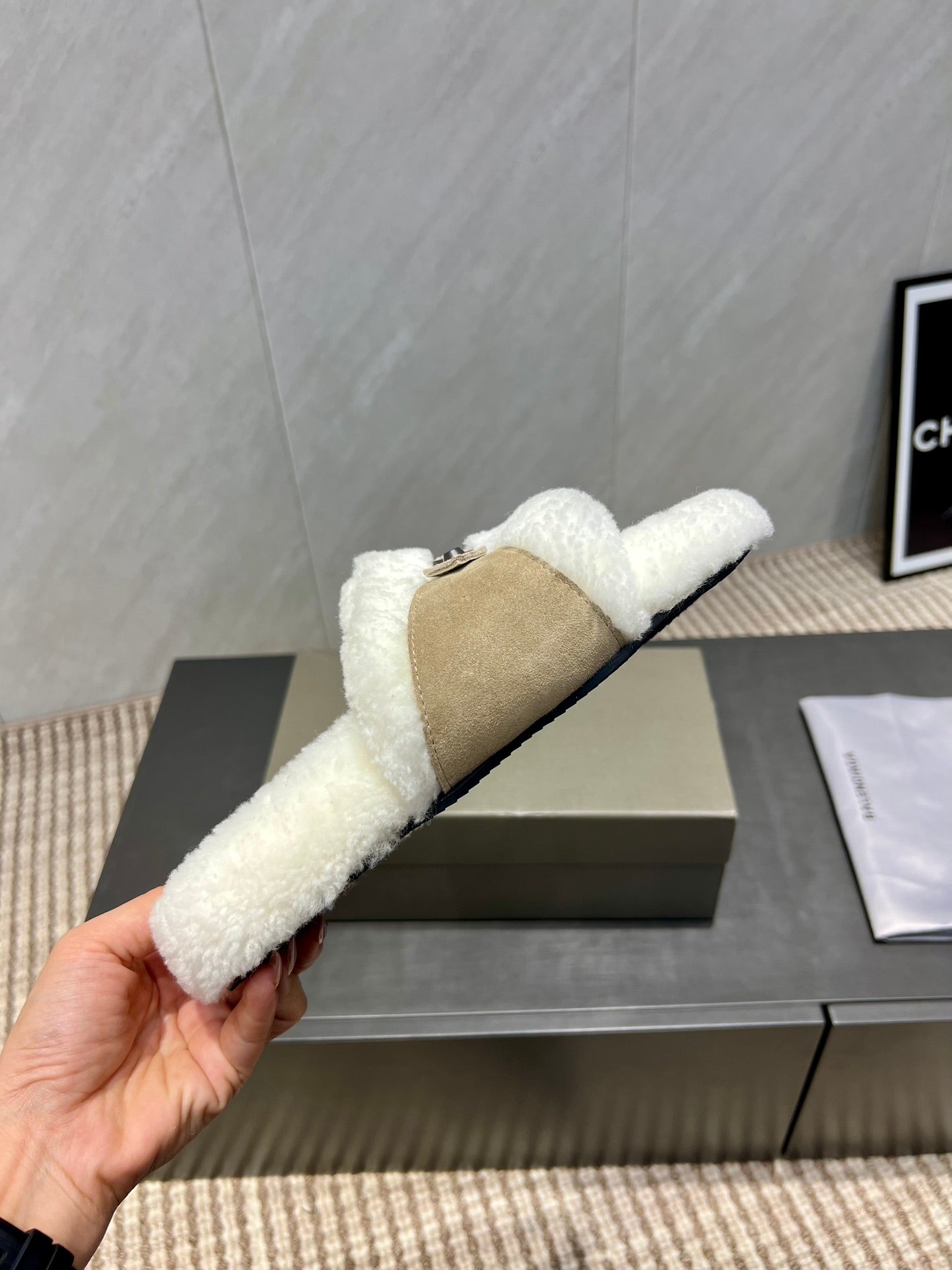 BALENCIAGA 25S SLIPPERS IN DARK BEIGE SUEDE AND WHITE WOOL - 35
