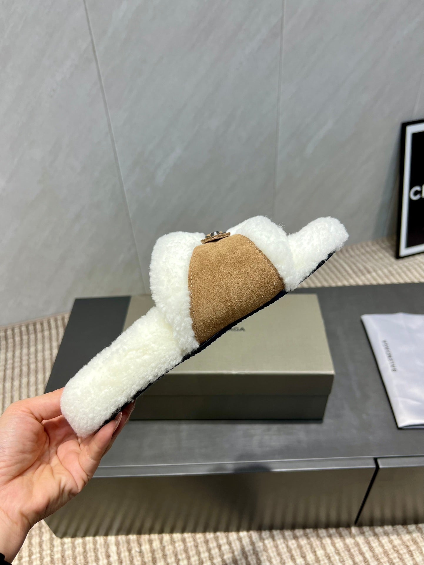BALENCIAGA 25S SLIPPERS IN LIGHT BROWN SUEDE AND WHITE WOOL - 35