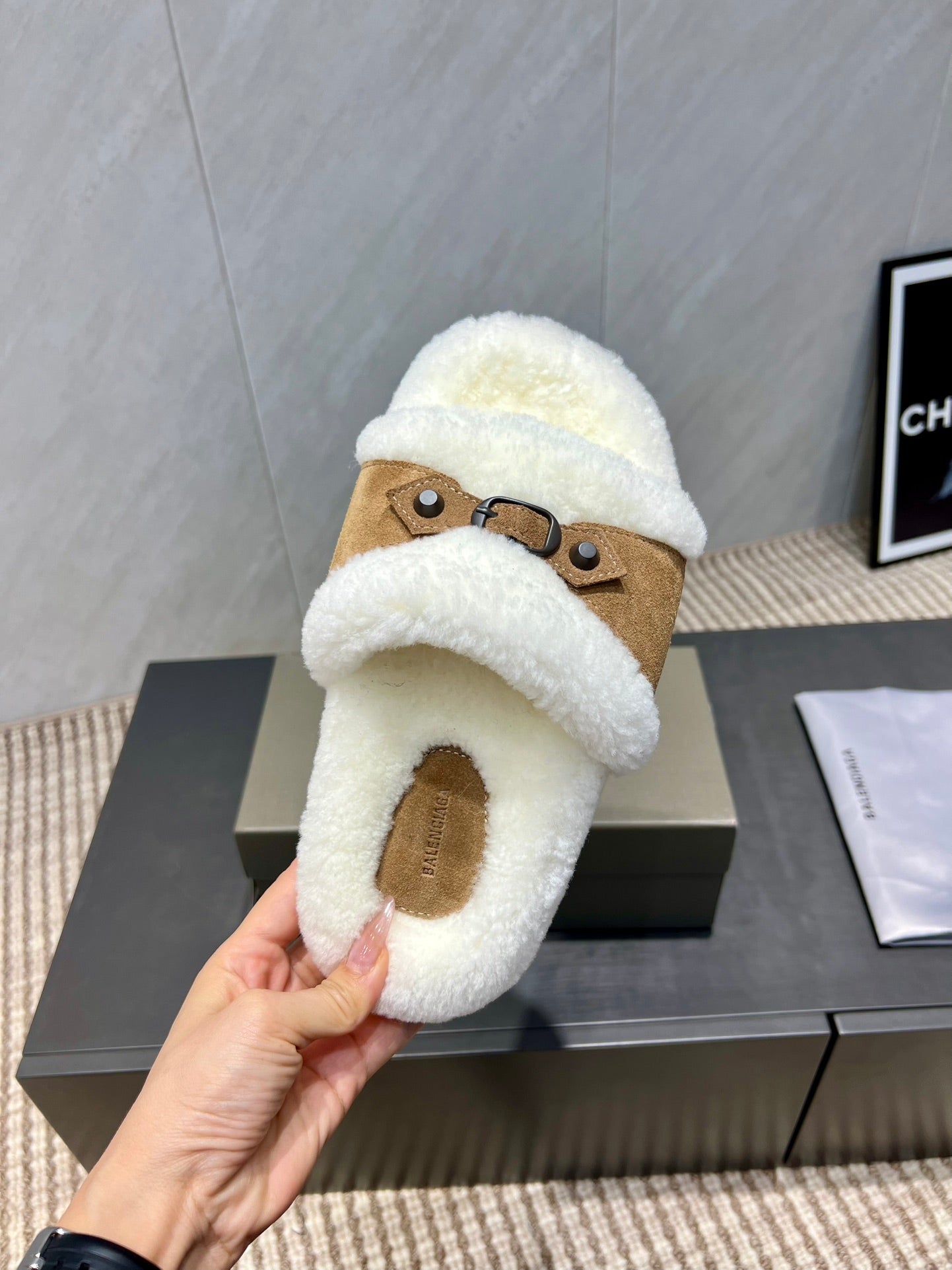 BALENCIAGA 25S SLIPPERS IN LIGHT BROWN SUEDE AND WHITE WOOL - 35