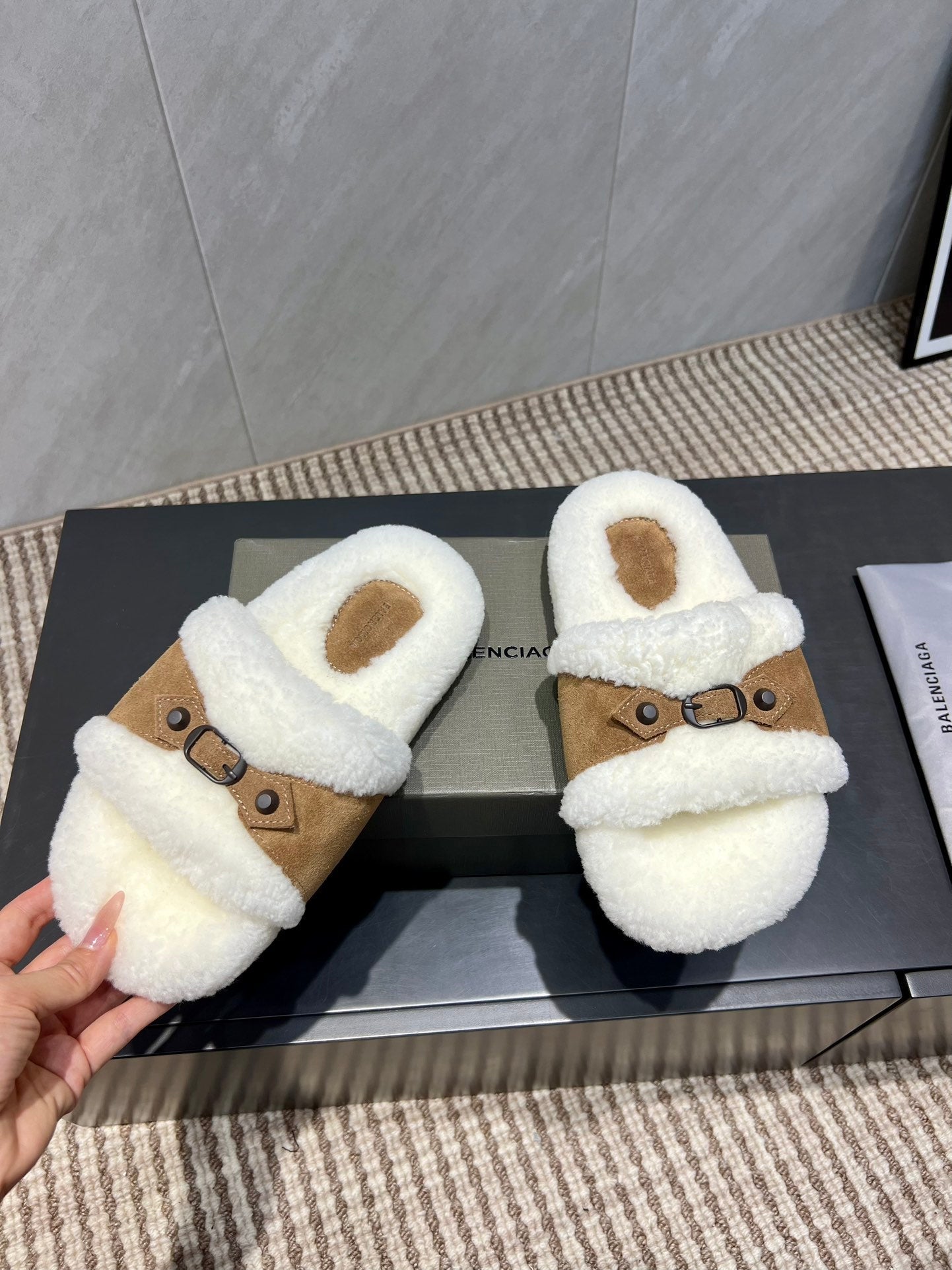 BALENCIAGA 25S SLIPPERS IN LIGHT BROWN SUEDE AND WHITE WOOL - 35