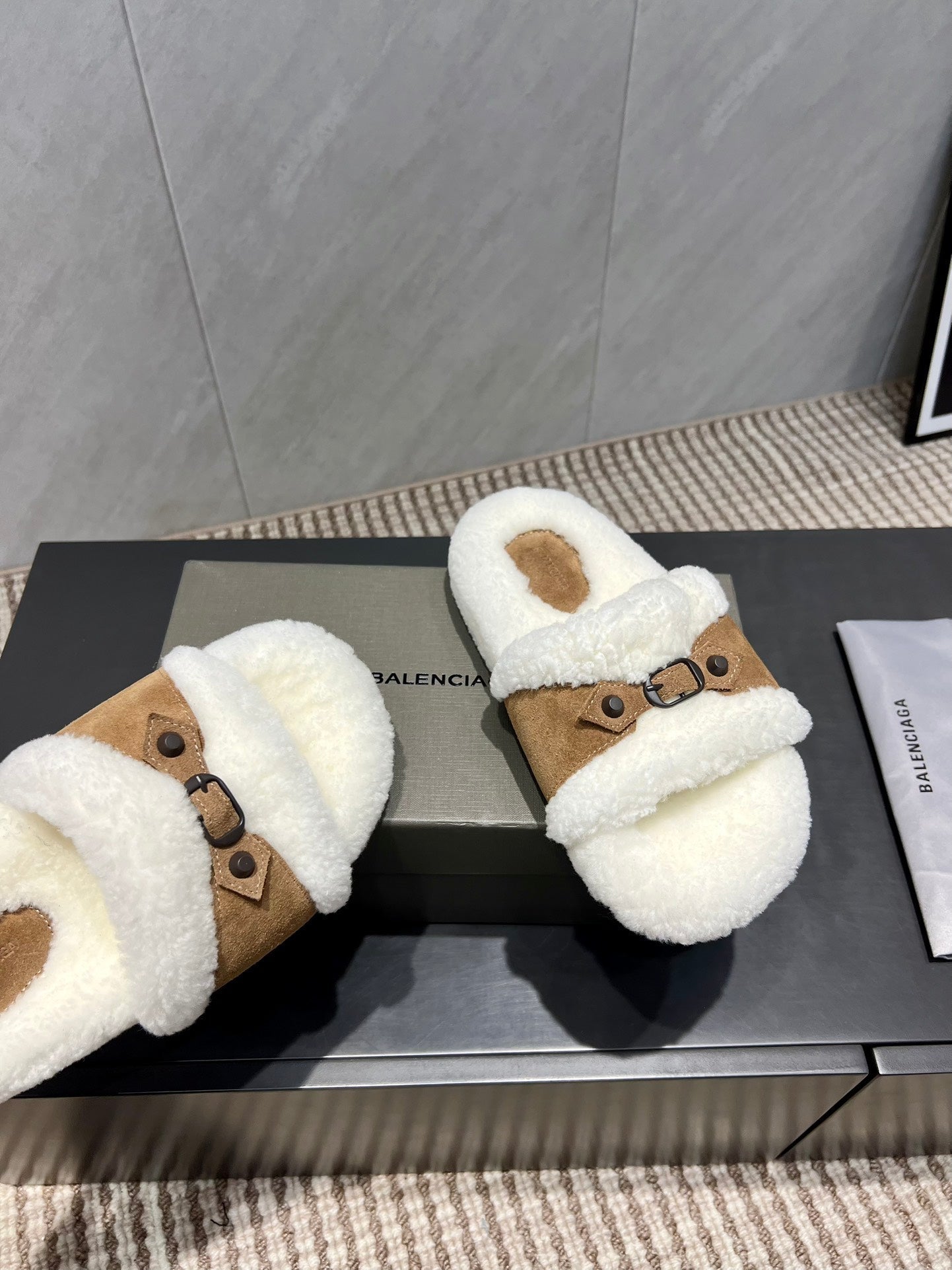 BALENCIAGA 25S SLIPPERS IN LIGHT BROWN SUEDE AND WHITE WOOL - 35