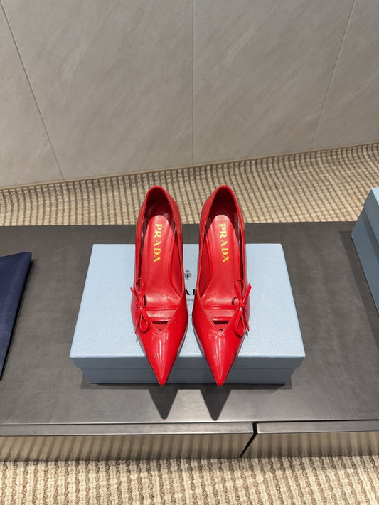 PRADA 26S ТУФЛІ-ЧОВНИКИ З ЗАГОСТРЕНИМ НОСОМ 75 ММ ІЗ ТЕМНО-ЧЕРВОНОЇ ТЕЛЯЧОЇ ШКІРИ З БАНТОМ