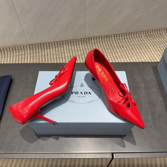 PRADA 26S ТУФЛІ-ЧОВНИКИ З ЗАГОСТРЕНИМ НОСОМ 75 ММ ІЗ ТЕМНО-ЧЕРВОНОЇ ТЕЛЯЧОЇ ШКІРИ З БАНТОМ