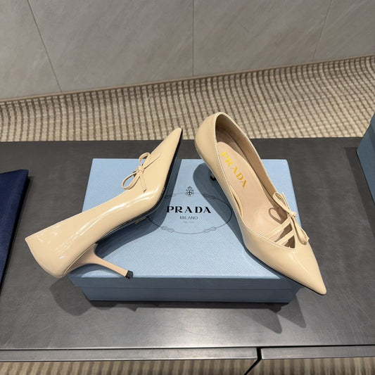 ТУФЛІ-ЧОВНИКИ PRADA 26S З ЗАГОСТРЕНИМ НОСОМ, 75 ММ, З БЕЖЕВОЇ ТЕЛЯЧОЇ ШКІРИ З БАНТОМ