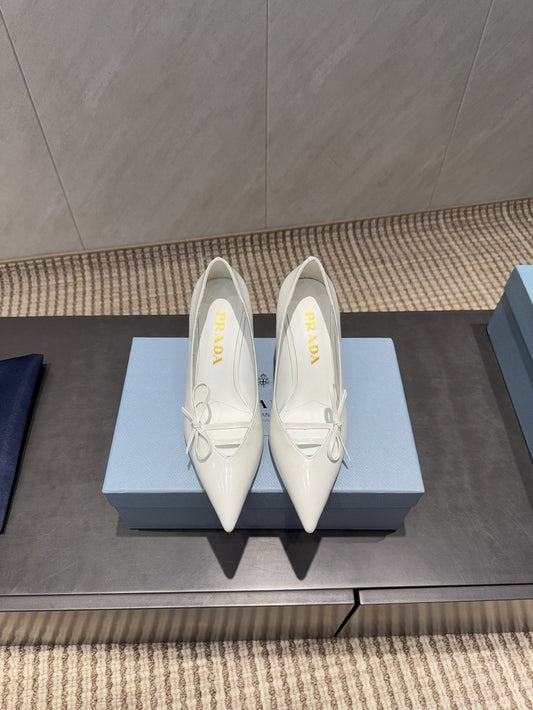 Туфлі-човники PRADA 26S з гострим носком, на підборах 75 мм, з білої телячої шкіри, з бантом
