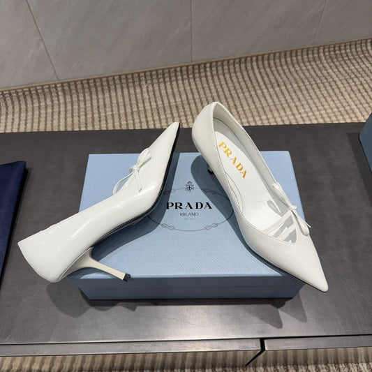 Туфлі-човники PRADA 26S з гострим носком, на підборах 75 мм, з білої телячої шкіри, з бантом