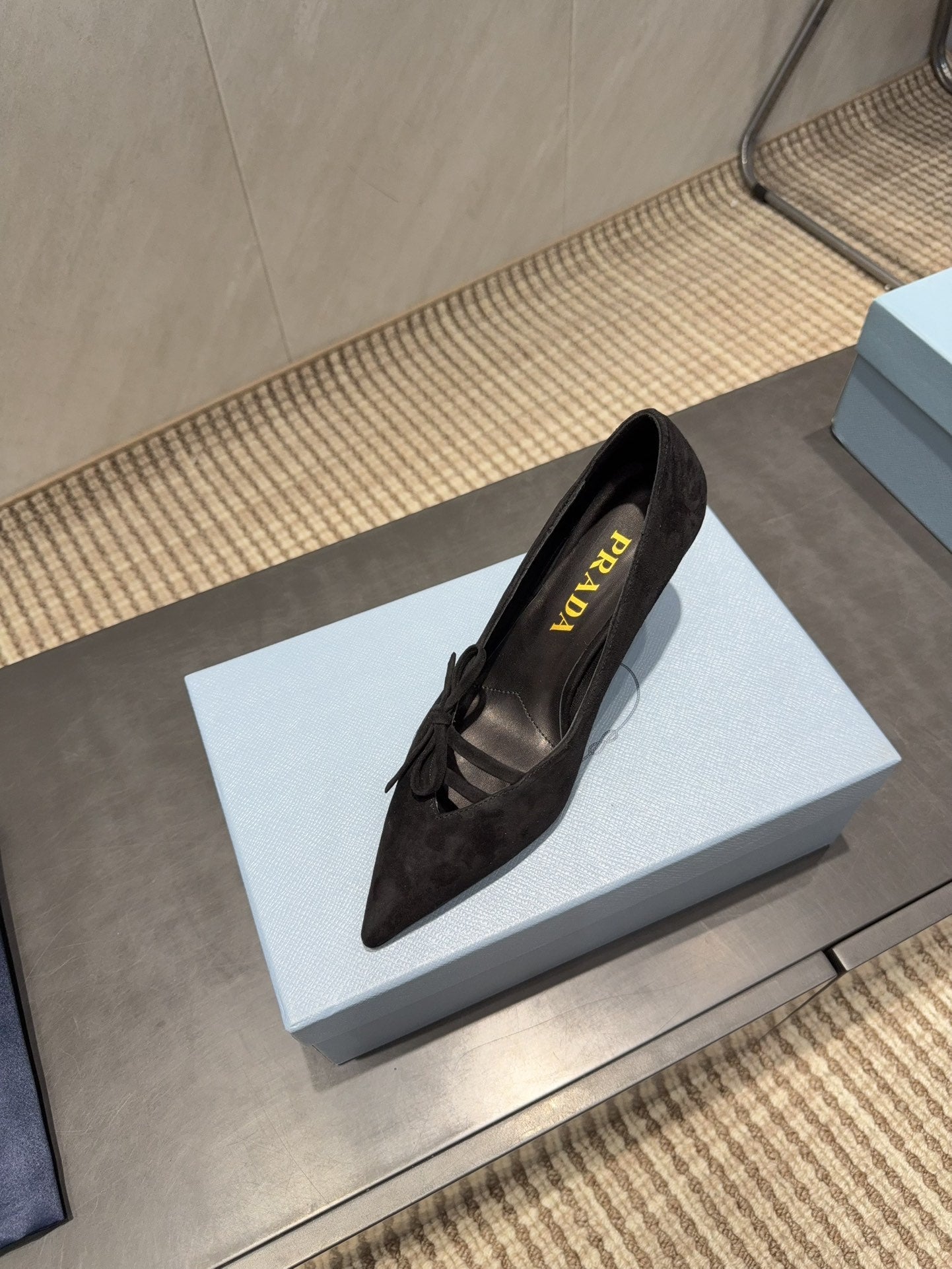 ТУФЛІ-ЧОВНИКИ PRADA 26S З ЗАГОСТРЕНИМ НОСОМ, 75 ММ, ЧОРНА ЗАМША З БАНТОМ