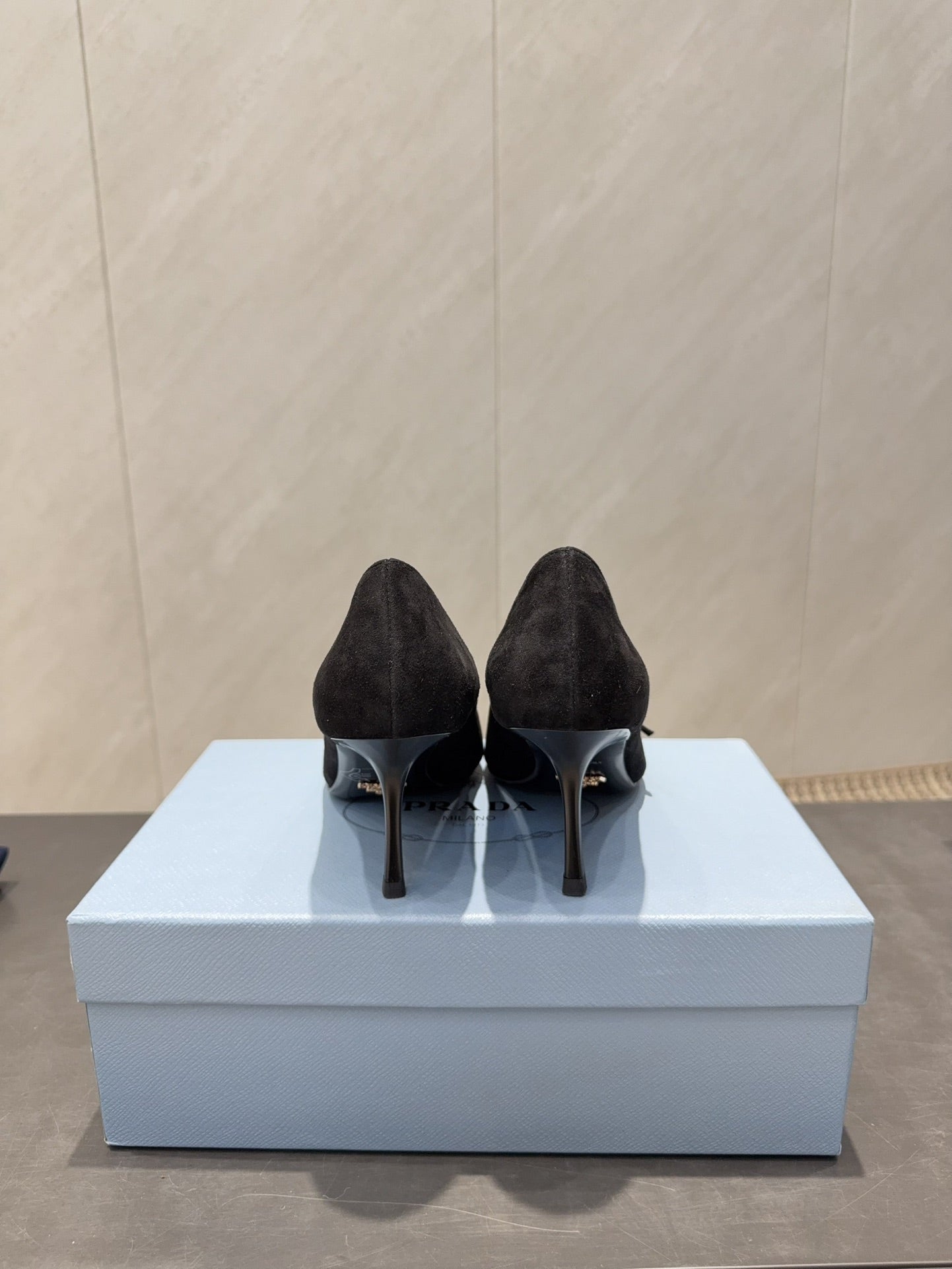 ТУФЛІ-ЧОВНИКИ PRADA 26S З ЗАГОСТРЕНИМ НОСОМ, 75 ММ, ЧОРНА ЗАМША З БАНТОМ