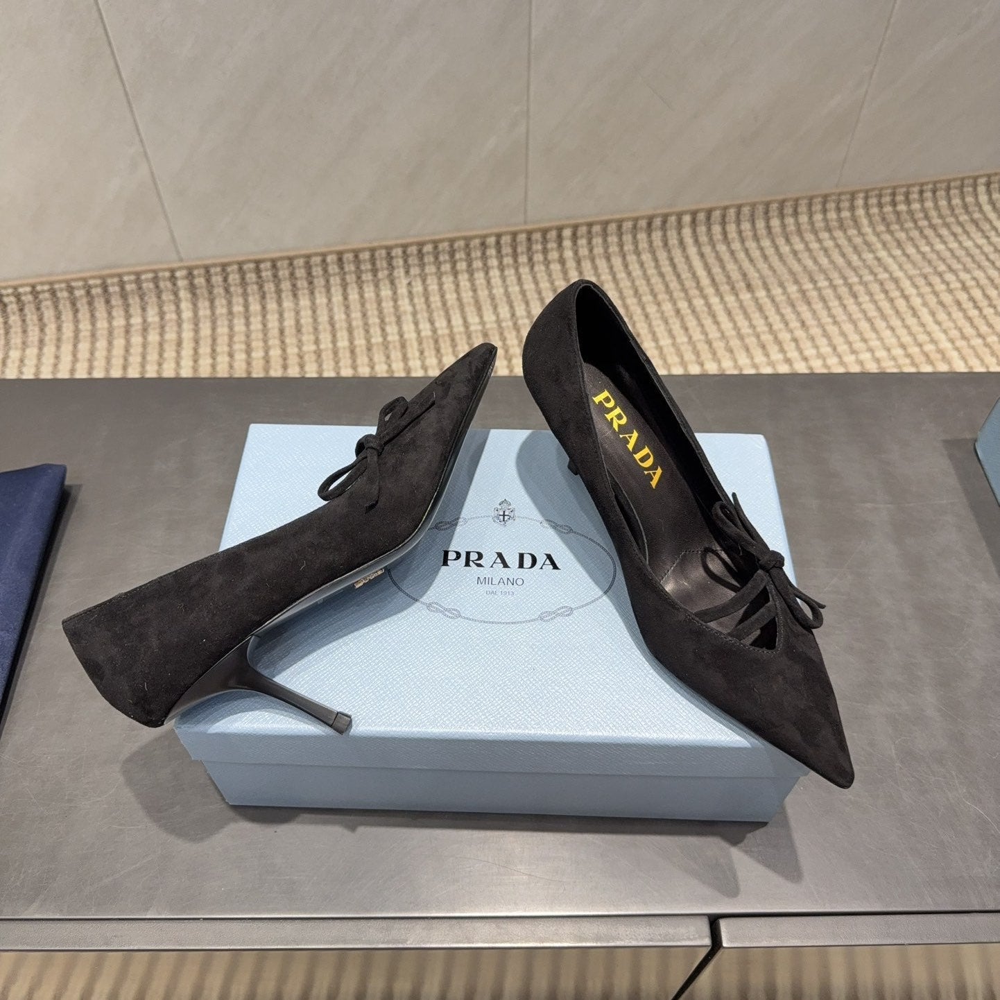 ТУФЛІ-ЧОВНИКИ PRADA 26S З ЗАГОСТРЕНИМ НОСОМ, 75 ММ, ЧОРНА ЗАМША З БАНТОМ