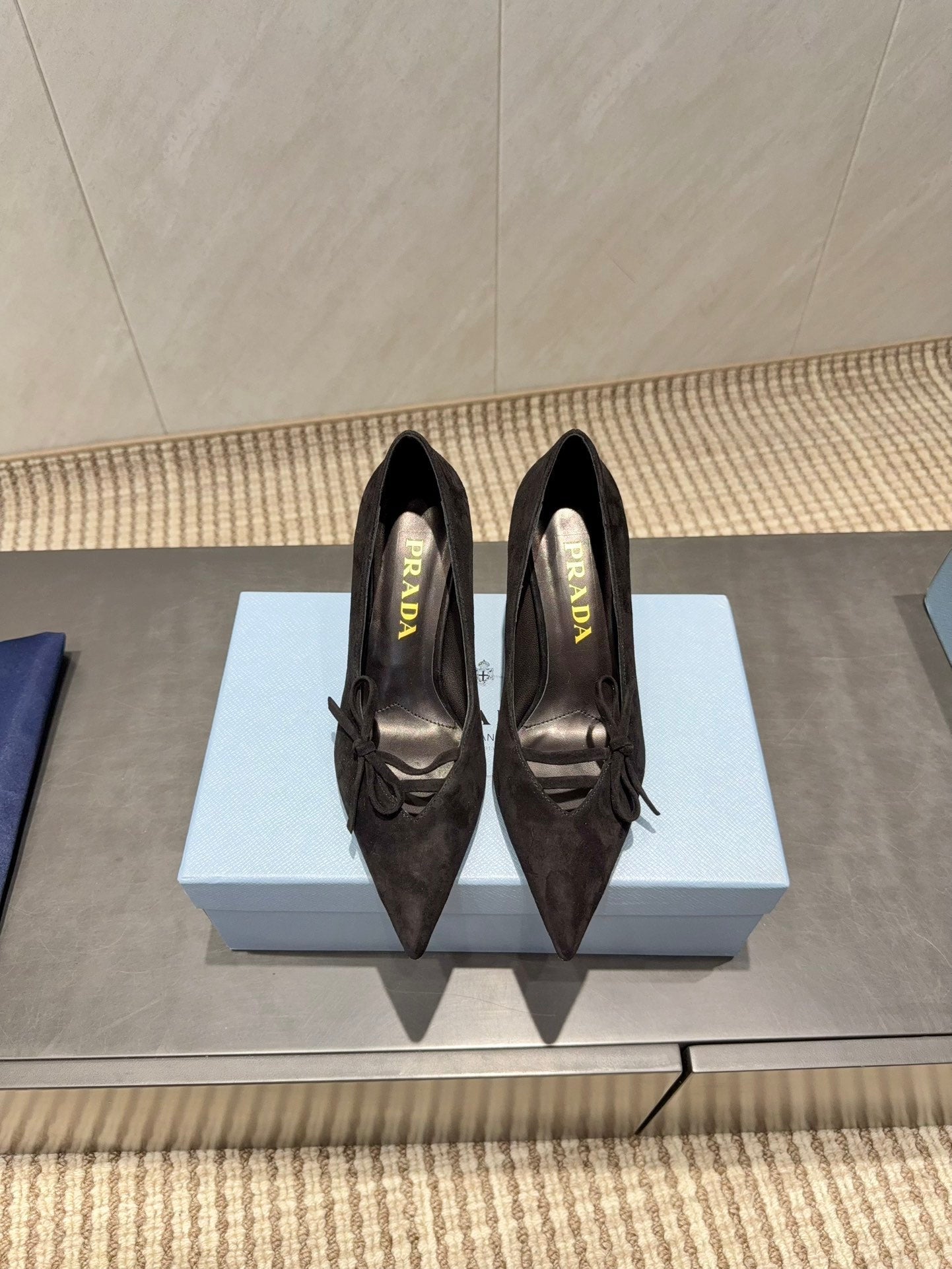 ТУФЛІ-ЧОВНИКИ PRADA 26S З ЗАГОСТРЕНИМ НОСОМ, 75 ММ, ЧОРНА ЗАМША З БАНТОМ