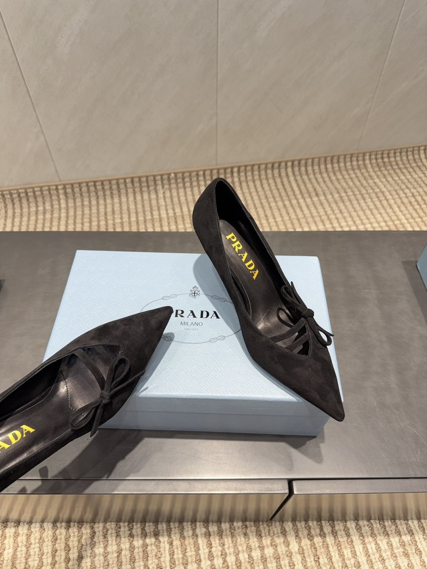 ТУФЛІ-ЧОВНИКИ PRADA 26S З ЗАГОСТРЕНИМ НОСОМ, 75 ММ, ЧОРНА ЗАМША З БАНТОМ