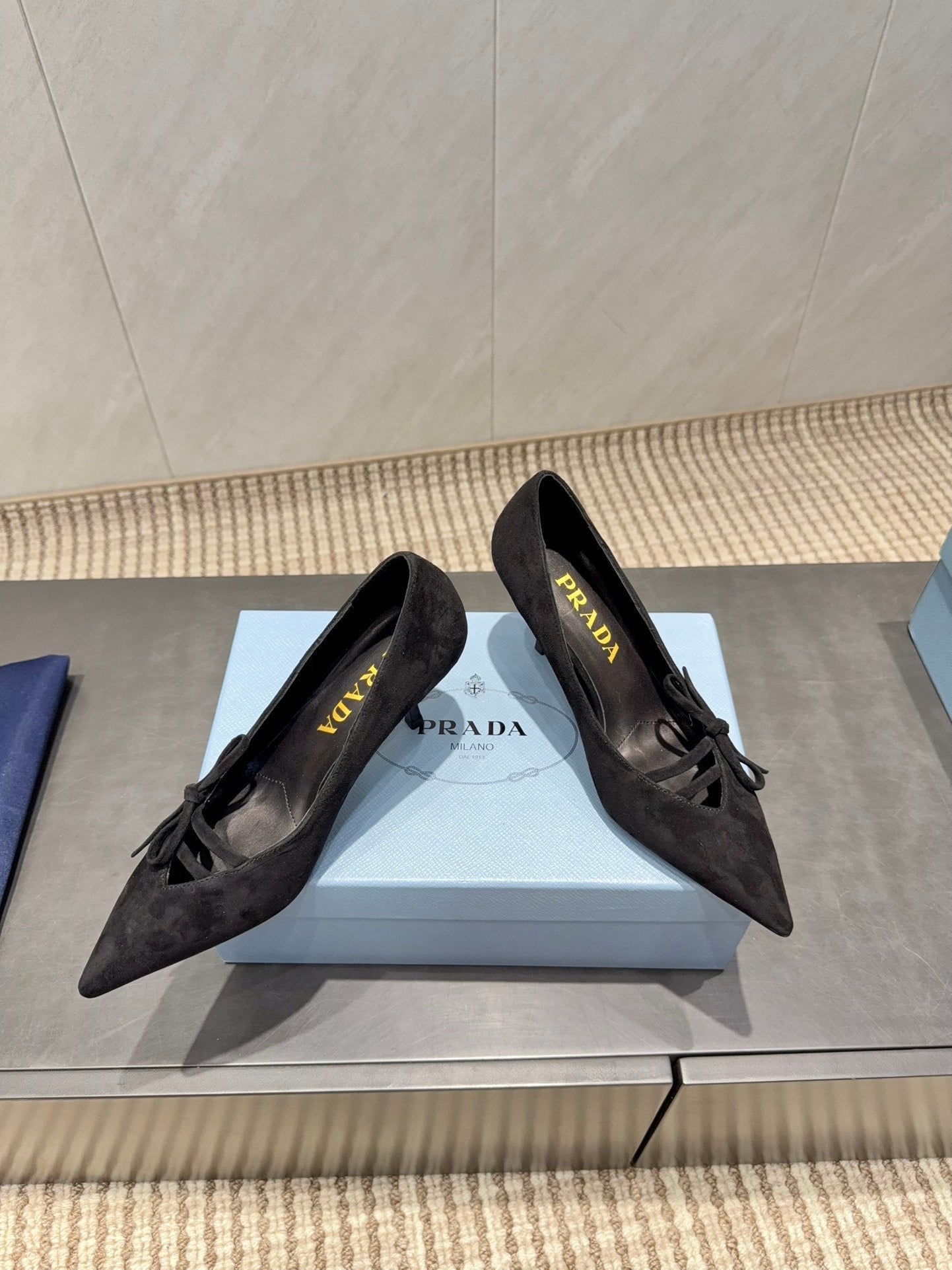 ТУФЛІ-ЧОВНИКИ PRADA 26S З ЗАГОСТРЕНИМ НОСОМ, 75 ММ, ЧОРНА ЗАМША З БАНТОМ