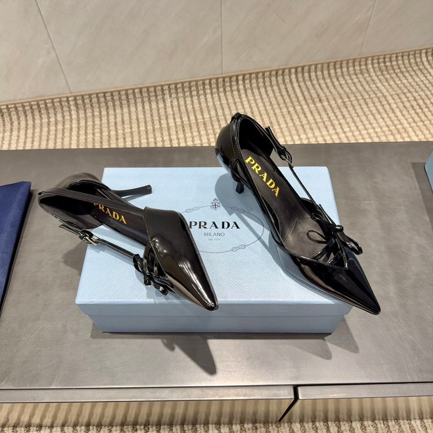 PRADA 26S ГОСТРОНОСІ ТУФЛІ-ЧОВНИКИ З ВИРІЗОМ І БАНТОМ З ЧОРНОЇ ТЕЛЯЧОЇ ШКІРИ, КАБЛУК 75 ММ