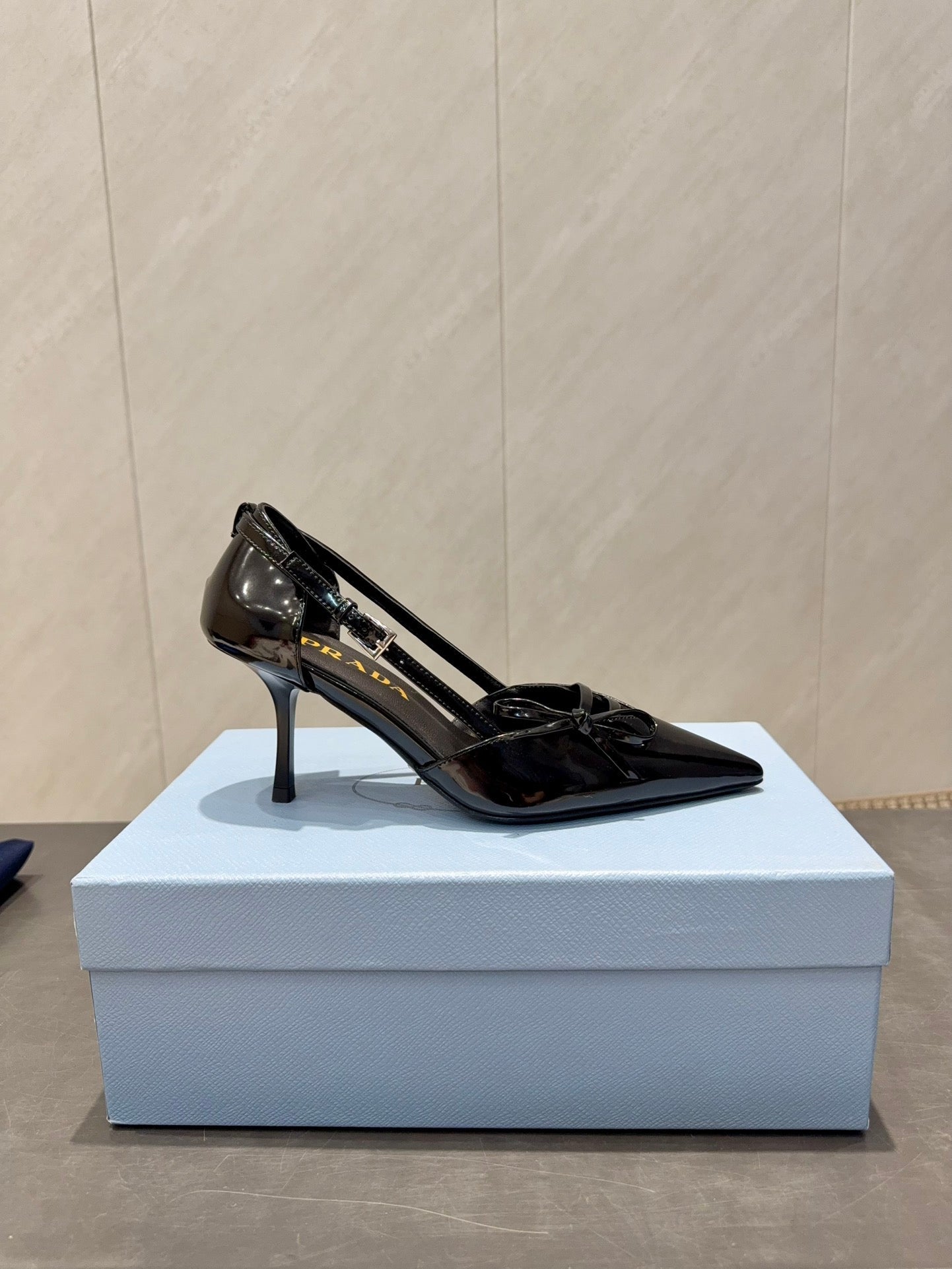 PRADA 26S ГОСТРОНОСІ ТУФЛІ-ЧОВНИКИ З ВИРІЗОМ І БАНТОМ З ЧОРНОЇ ТЕЛЯЧОЇ ШКІРИ, КАБЛУК 75 ММ