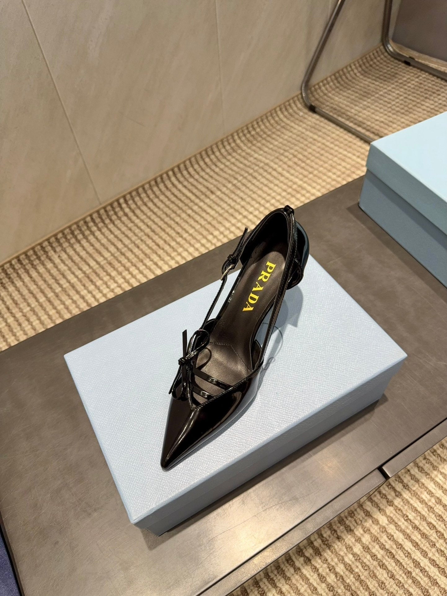 PRADA 26S ГОСТРОНОСІ ТУФЛІ-ЧОВНИКИ З ВИРІЗОМ І БАНТОМ З ЧОРНОЇ ТЕЛЯЧОЇ ШКІРИ, КАБЛУК 75 ММ