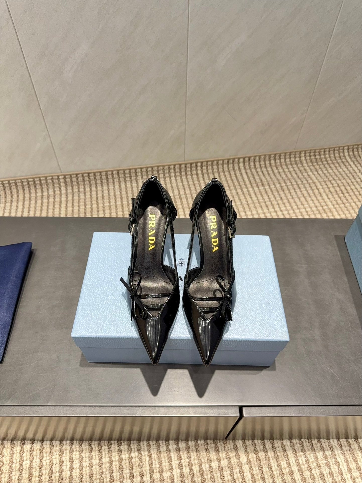 PRADA 26S ГОСТРОНОСІ ТУФЛІ-ЧОВНИКИ З ВИРІЗОМ І БАНТОМ З ЧОРНОЇ ТЕЛЯЧОЇ ШКІРИ, КАБЛУК 75 ММ