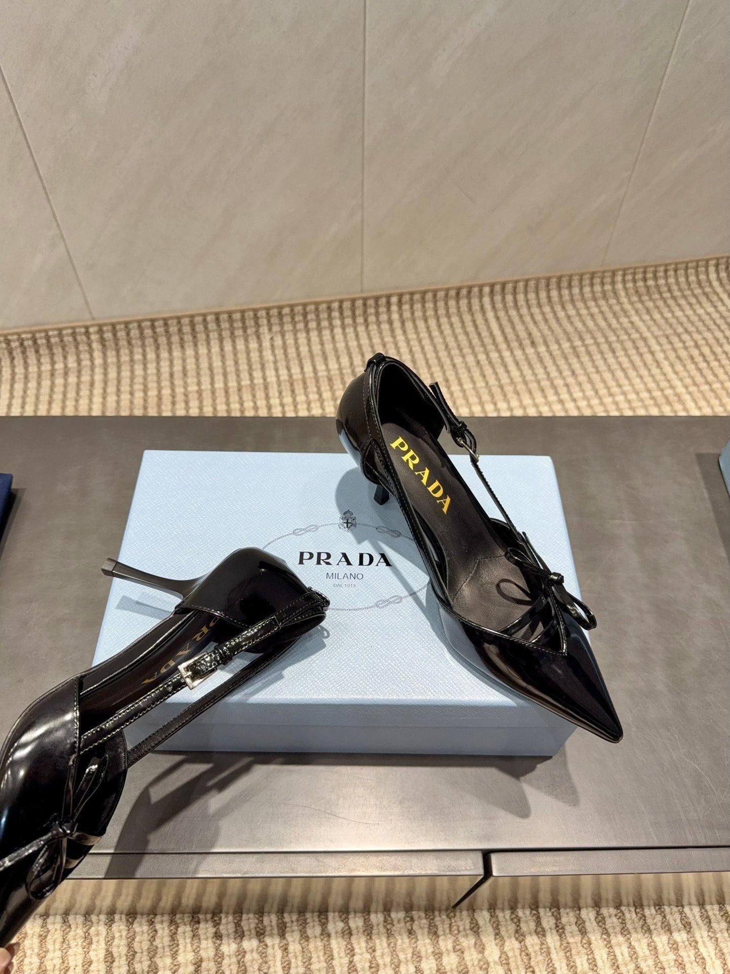 PRADA 26S ГОСТРОНОСІ ТУФЛІ-ЧОВНИКИ З ВИРІЗОМ І БАНТОМ З ЧОРНОЇ ТЕЛЯЧОЇ ШКІРИ, КАБЛУК 75 ММ