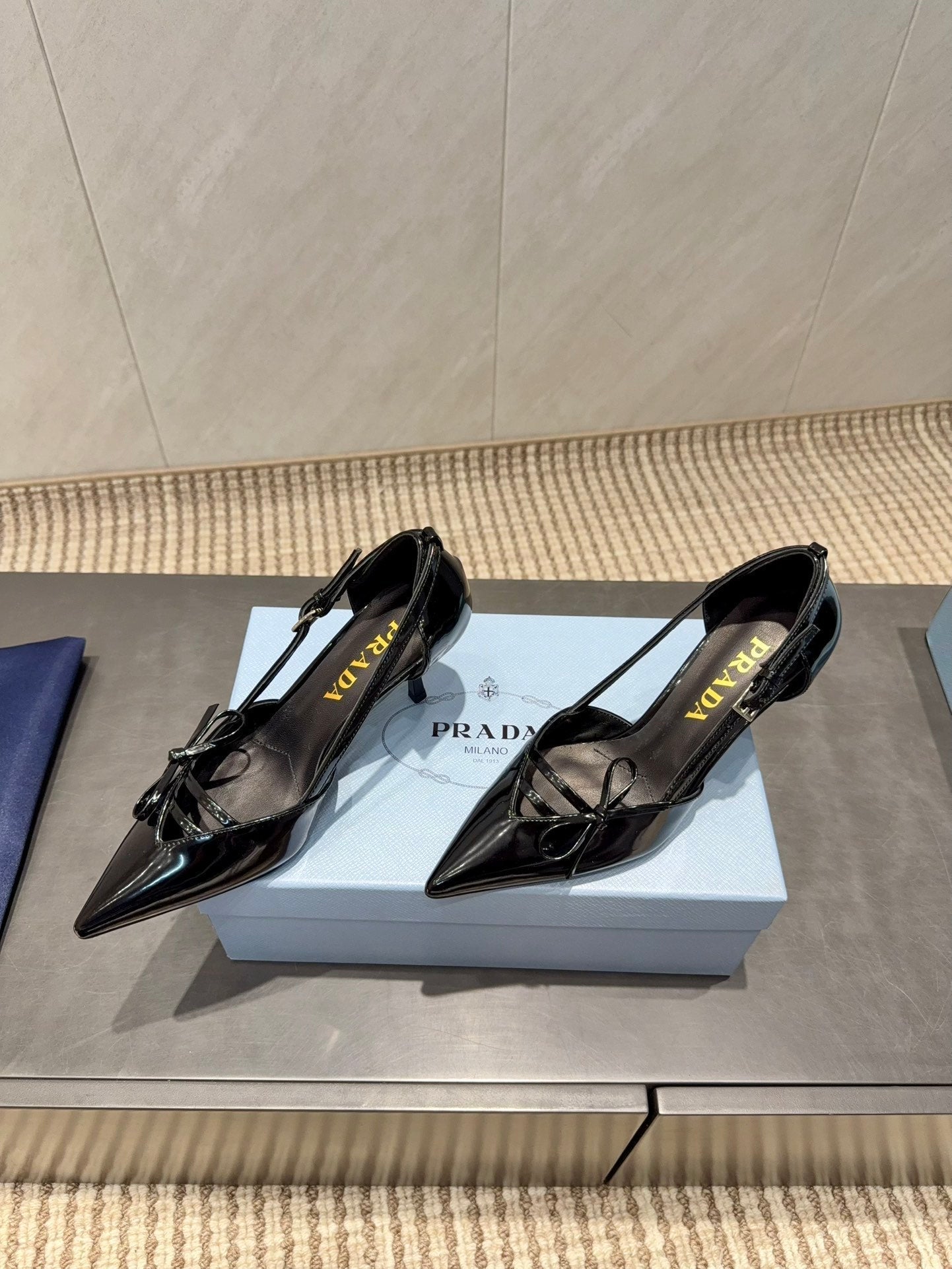 PRADA 26S ГОСТРОНОСІ ТУФЛІ-ЧОВНИКИ З ВИРІЗОМ І БАНТОМ З ЧОРНОЇ ТЕЛЯЧОЇ ШКІРИ, КАБЛУК 75 ММ