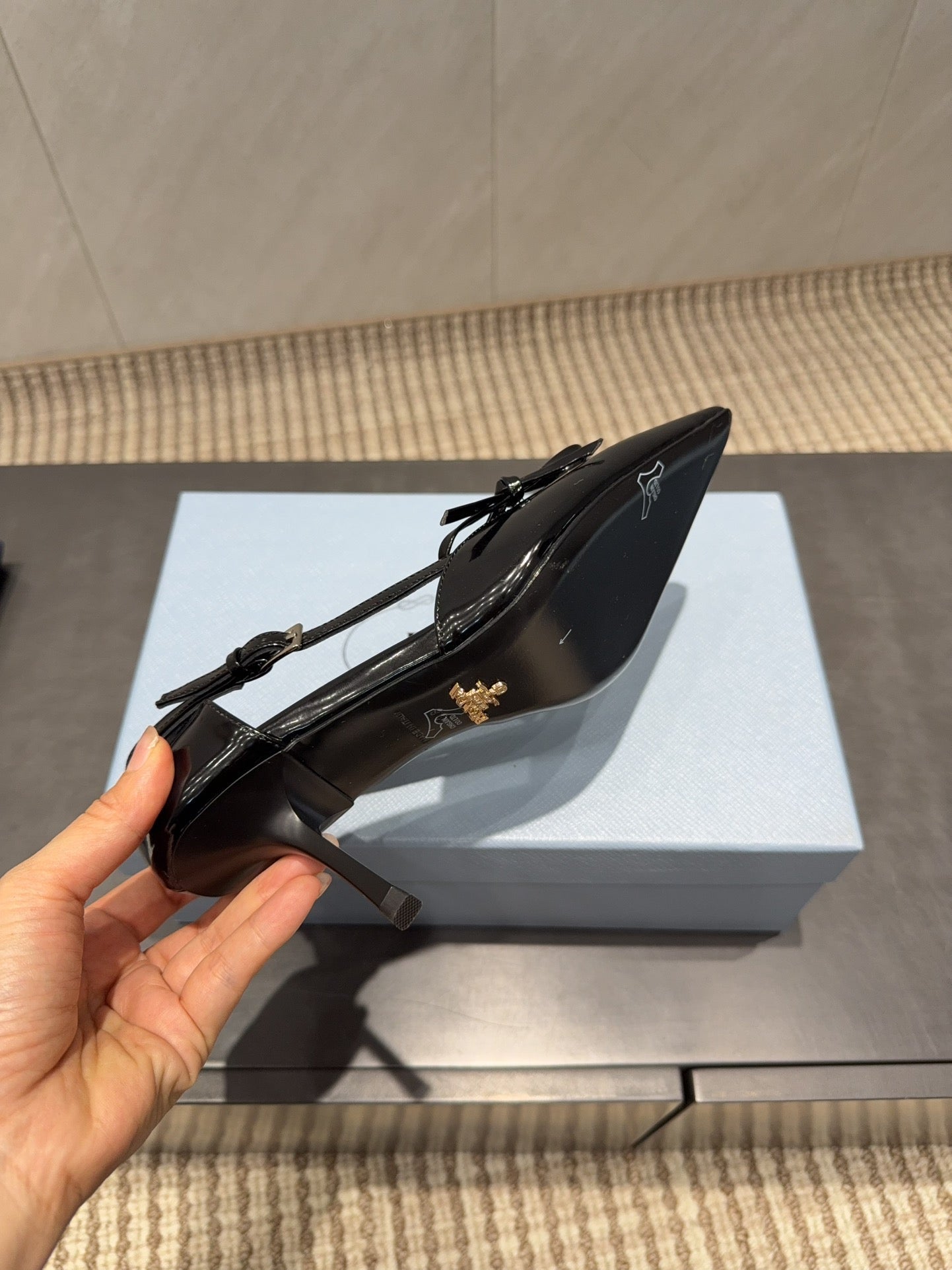PRADA 26S ГОСТРОНОСІ ТУФЛІ-ЧОВНИКИ З ВИРІЗОМ І БАНТОМ З ЧОРНОЇ ТЕЛЯЧОЇ ШКІРИ, КАБЛУК 75 ММ