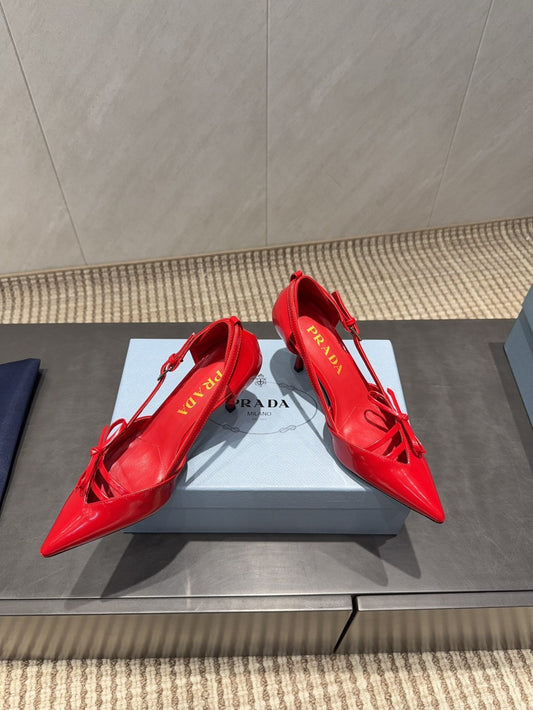 ТУФЛІ-ЧОВНИКИ PRADA 26S З ЗАГОСТРЕНИМ НОСОМ, ВИРІЗАМИ ТА БАНТОМ, НА ПІДБОРАХ 75 ММ, ЯСКРАВО-ЧЕРВОНА ТЕЛЯЧА ШКІРА