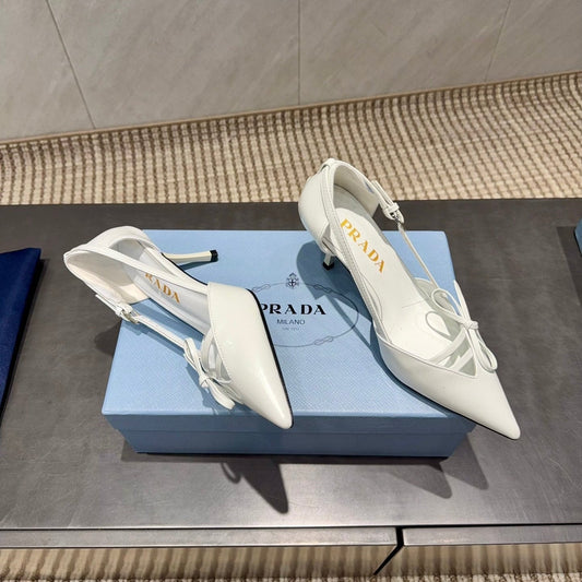 ЖІНОЧІ ТУФЛІ PRADA 26S НА ВИСОКИХ ПІДБОРАХ 75 ММ ІЗ ЗАГОСТРЕНИМ НОСКОМ ТА ВИРІЗАМИ З БІЛОЇ ТЕЛЯЧОЇ ШКІРИ З БАНТОМ