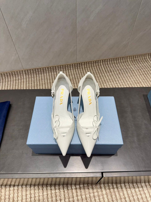 ЖІНОЧІ ТУФЛІ PRADA 26S НА ВИСОКИХ ПІДБОРАХ 75 ММ ІЗ ЗАГОСТРЕНИМ НОСКОМ ТА ВИРІЗАМИ З БІЛОЇ ТЕЛЯЧОЇ ШКІРИ З БАНТОМ