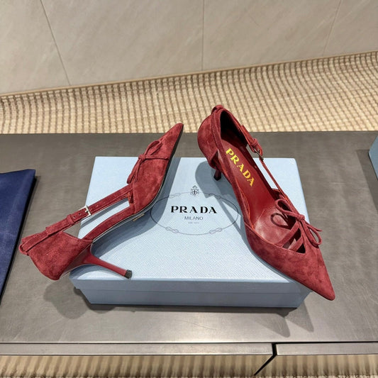 ТУФЛІ-ЧОВНИКИ PRADA 26S З ЗАГОСТРЕНИМ НОСКОМ І ВИРІЗАМИ, НА ПІДБОРАХ 75 ММ, З БОРДОВОЇ ЧЕРВОНОЇ ЗАМШІ З БАНТОМ
