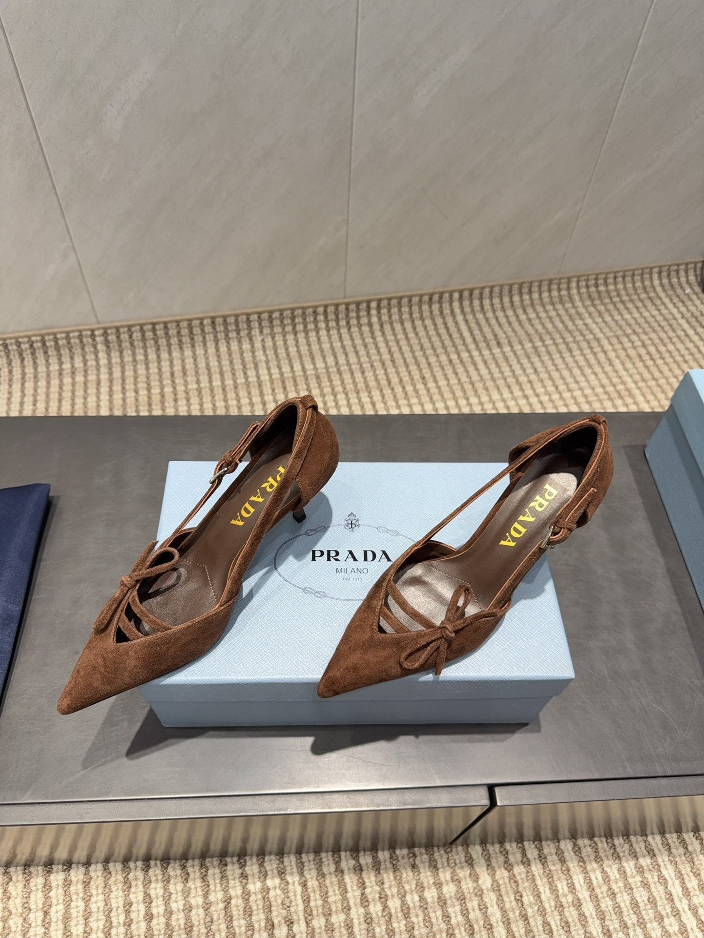 ГОСТРОНОСІ ТУФЛІ PRADA 26S ЗІ ШКІРИ ТЕМНО-КОРИЧНЕВОГО КОЛЬОРУ З ВИРІЗОМ ТА БАНТОМ НА ПІДБОРАХ 75 ММ