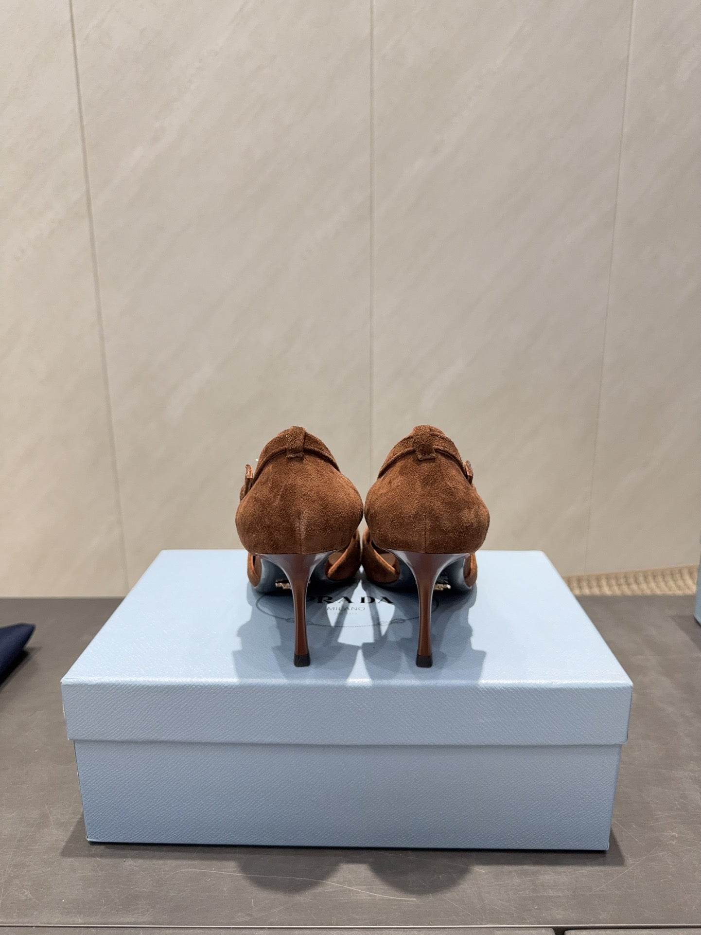 ГОСТРОНОСІ ТУФЛІ PRADA 26S ЗІ ШКІРИ ТЕМНО-КОРИЧНЕВОГО КОЛЬОРУ З ВИРІЗОМ ТА БАНТОМ НА ПІДБОРАХ 75 ММ