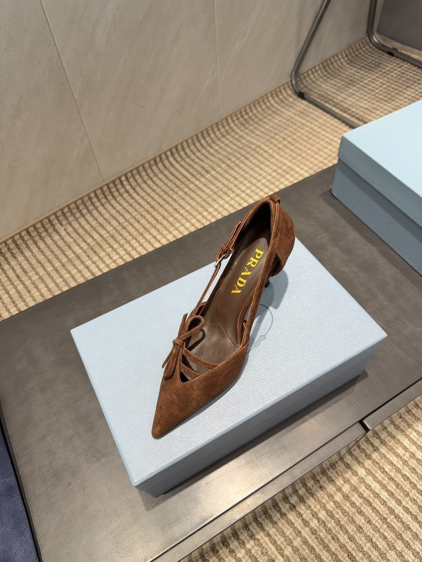 ГОСТРОНОСІ ТУФЛІ PRADA 26S ЗІ ШКІРИ ТЕМНО-КОРИЧНЕВОГО КОЛЬОРУ З ВИРІЗОМ ТА БАНТОМ НА ПІДБОРАХ 75 ММ
