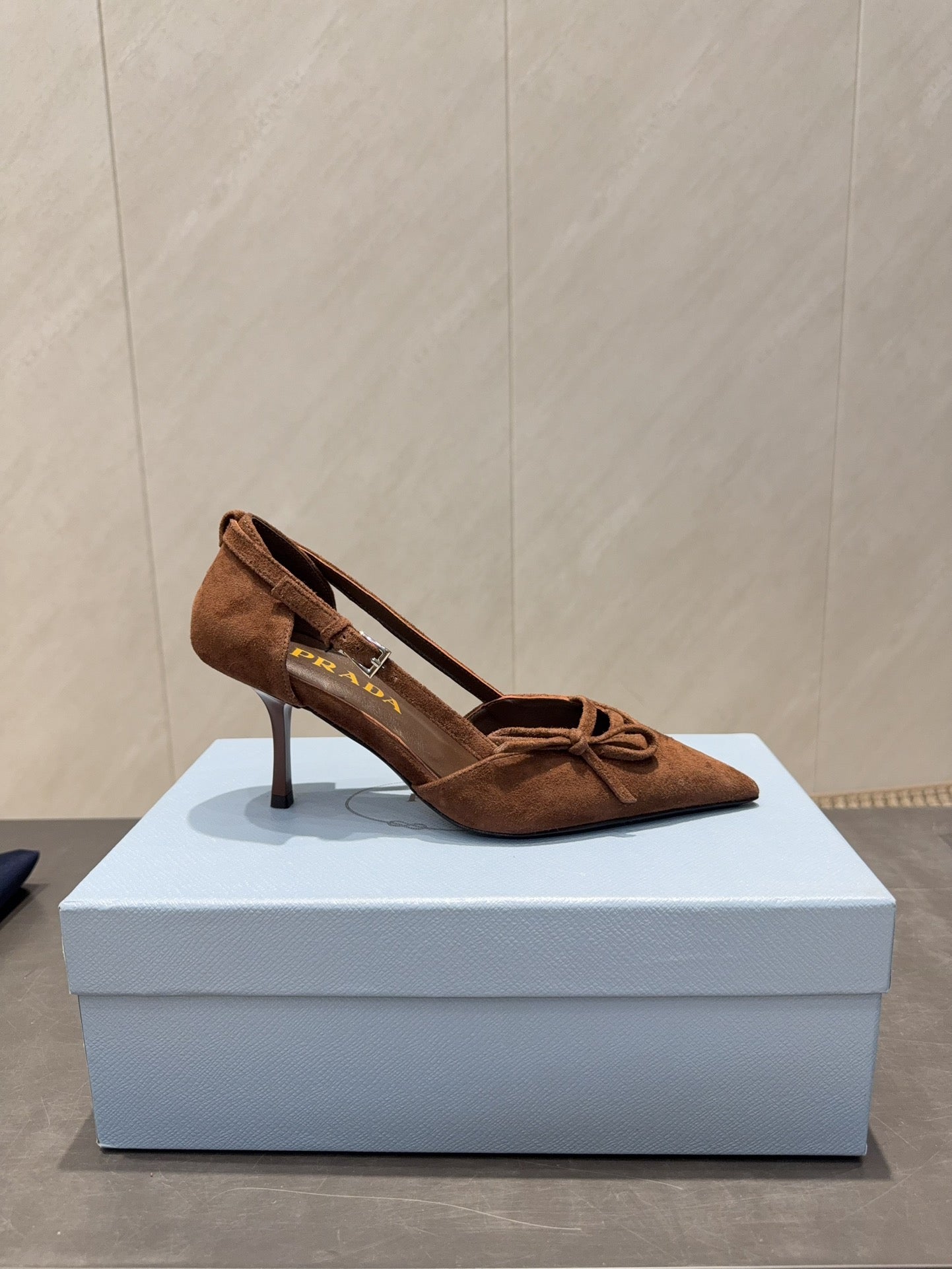 ГОСТРОНОСІ ТУФЛІ PRADA 26S ЗІ ШКІРИ ТЕМНО-КОРИЧНЕВОГО КОЛЬОРУ З ВИРІЗОМ ТА БАНТОМ НА ПІДБОРАХ 75 ММ
