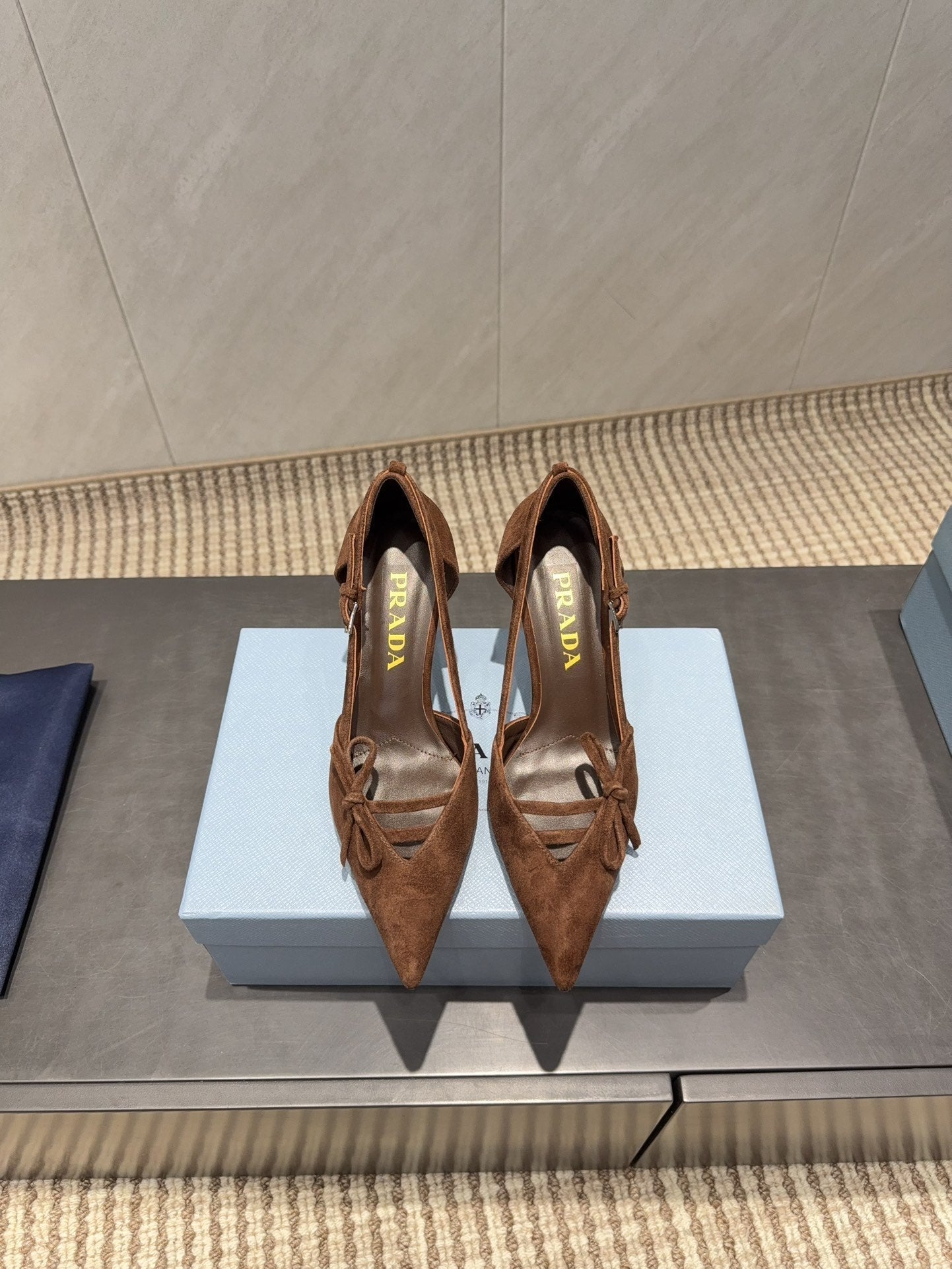 ГОСТРОНОСІ ТУФЛІ PRADA 26S ЗІ ШКІРИ ТЕМНО-КОРИЧНЕВОГО КОЛЬОРУ З ВИРІЗОМ ТА БАНТОМ НА ПІДБОРАХ 75 ММ