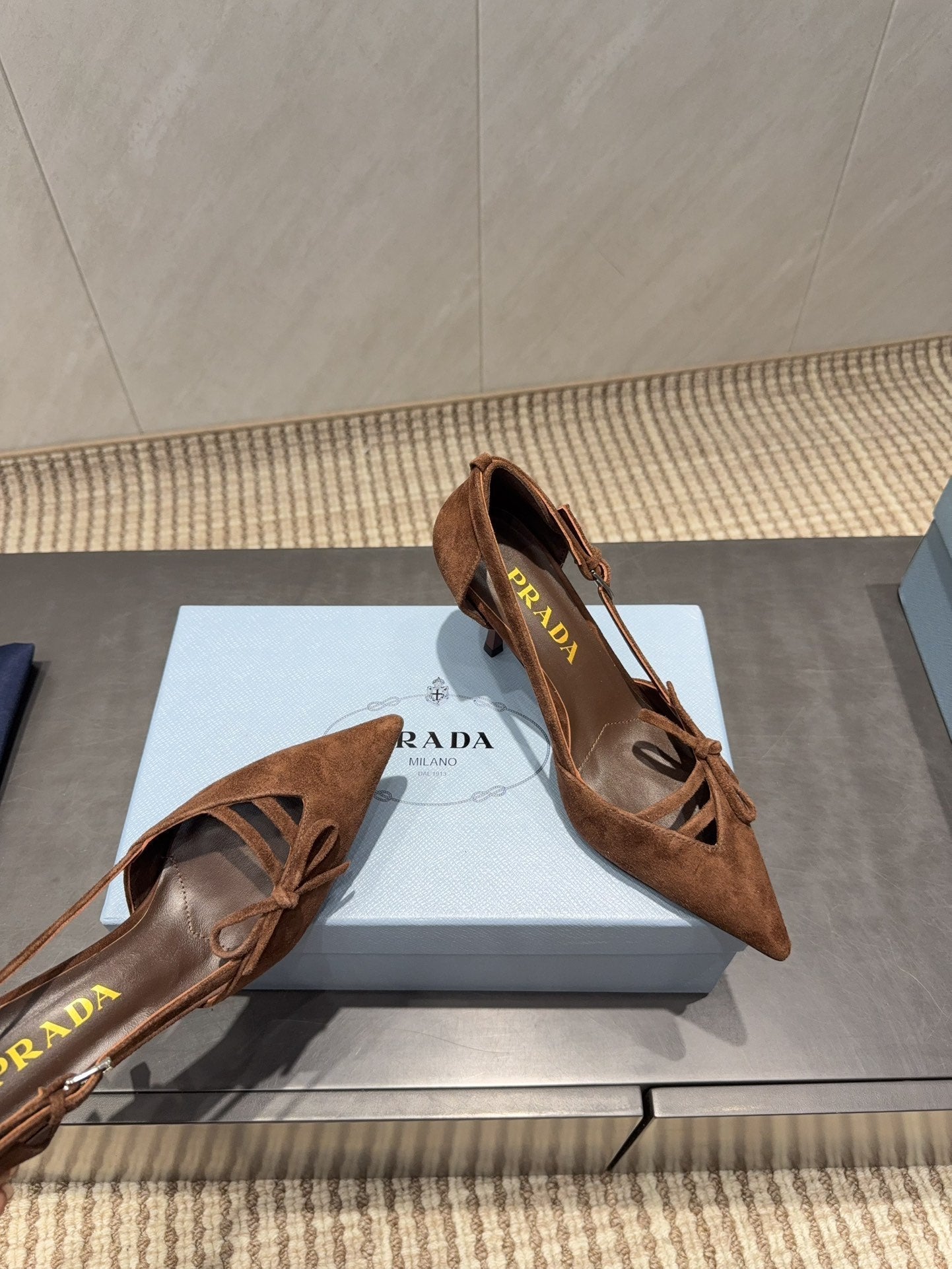 ГОСТРОНОСІ ТУФЛІ PRADA 26S ЗІ ШКІРИ ТЕМНО-КОРИЧНЕВОГО КОЛЬОРУ З ВИРІЗОМ ТА БАНТОМ НА ПІДБОРАХ 75 ММ