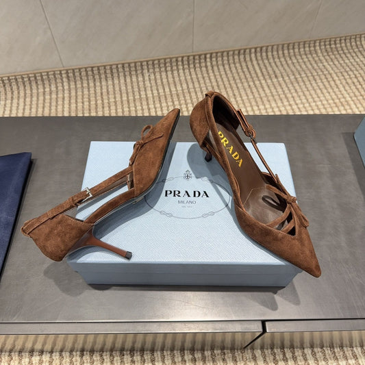 ГОСТРОНОСІ ТУФЛІ PRADA 26S ЗІ ШКІРИ ТЕМНО-КОРИЧНЕВОГО КОЛЬОРУ З ВИРІЗОМ ТА БАНТОМ НА ПІДБОРАХ 75 ММ