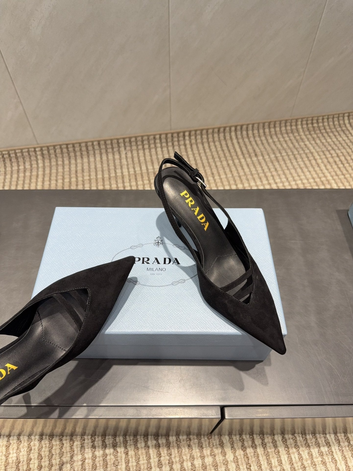 ЖІНОЧІ ТУФЛІ PRADA 26S НА ВИСОКИХ ПІДБОРАХ (75 ММ) З ЗАГОСТРЕНИМ НОСКОМ ТА РЕМІНЦЕМ ЗЗАДУ, ЧОРНА ЗАМША