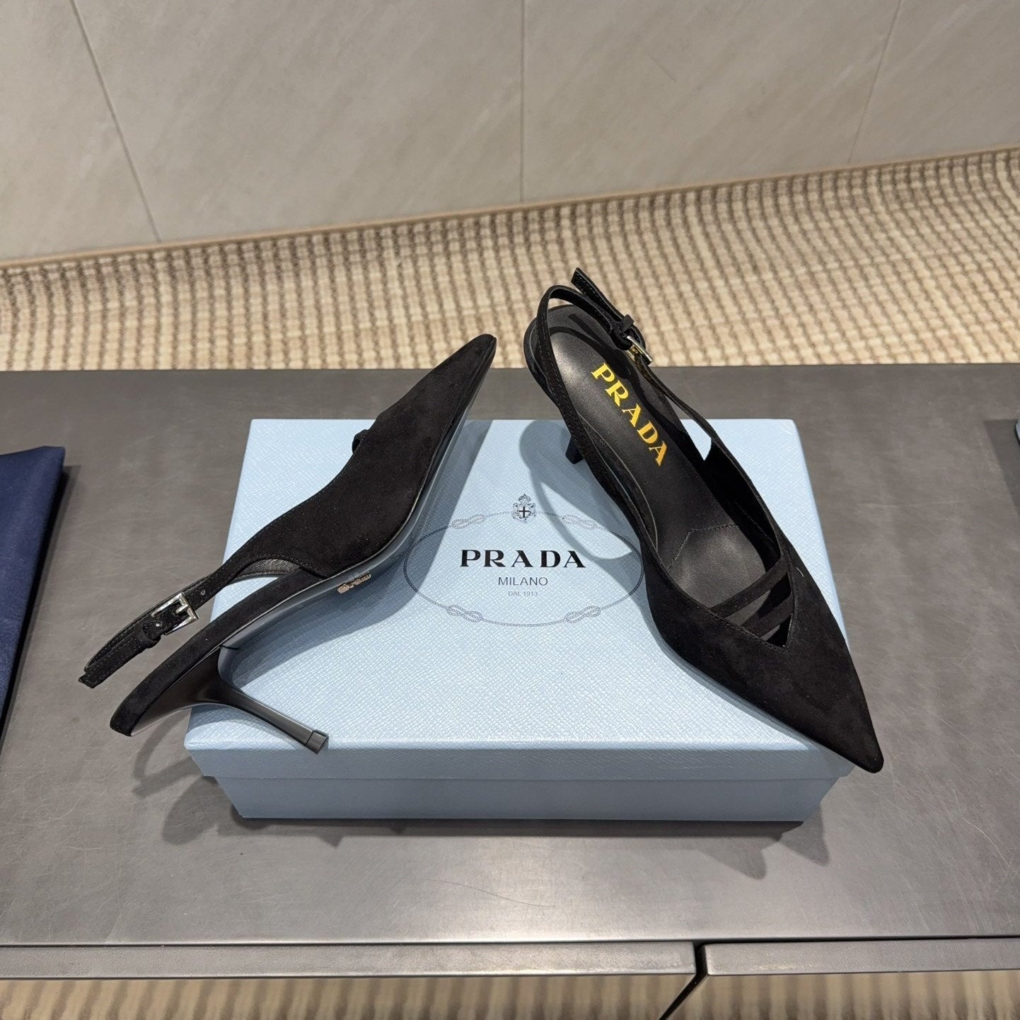 ЖІНОЧІ ТУФЛІ PRADA 26S НА ВИСОКИХ ПІДБОРАХ (75 ММ) З ЗАГОСТРЕНИМ НОСКОМ ТА РЕМІНЦЕМ ЗЗАДУ, ЧОРНА ЗАМША