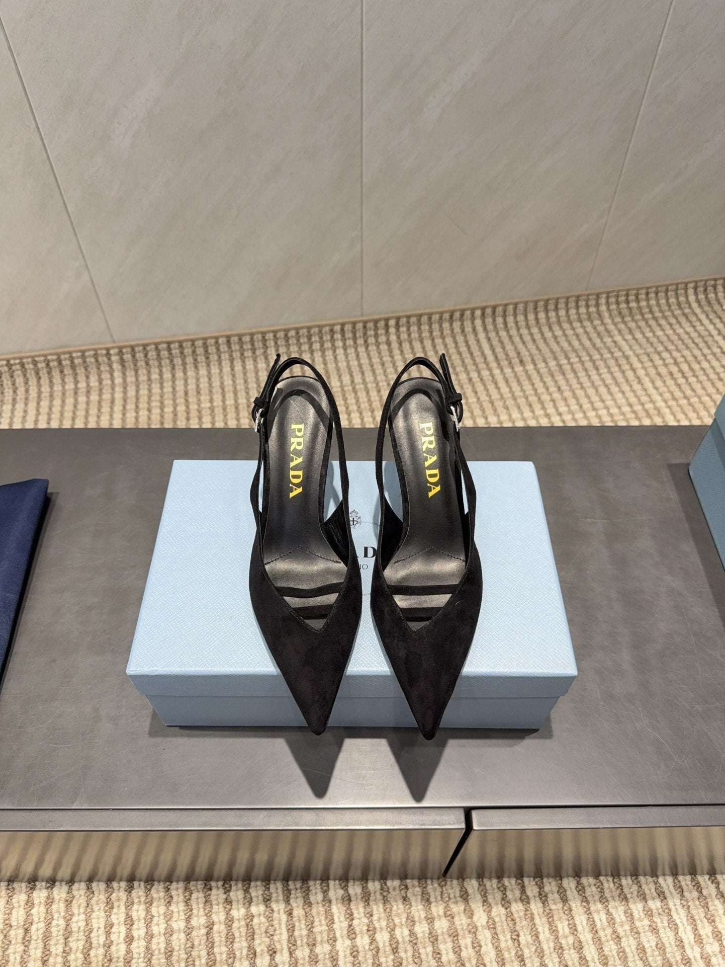 ЖІНОЧІ ТУФЛІ PRADA 26S НА ВИСОКИХ ПІДБОРАХ (75 ММ) З ЗАГОСТРЕНИМ НОСКОМ ТА РЕМІНЦЕМ ЗЗАДУ, ЧОРНА ЗАМША