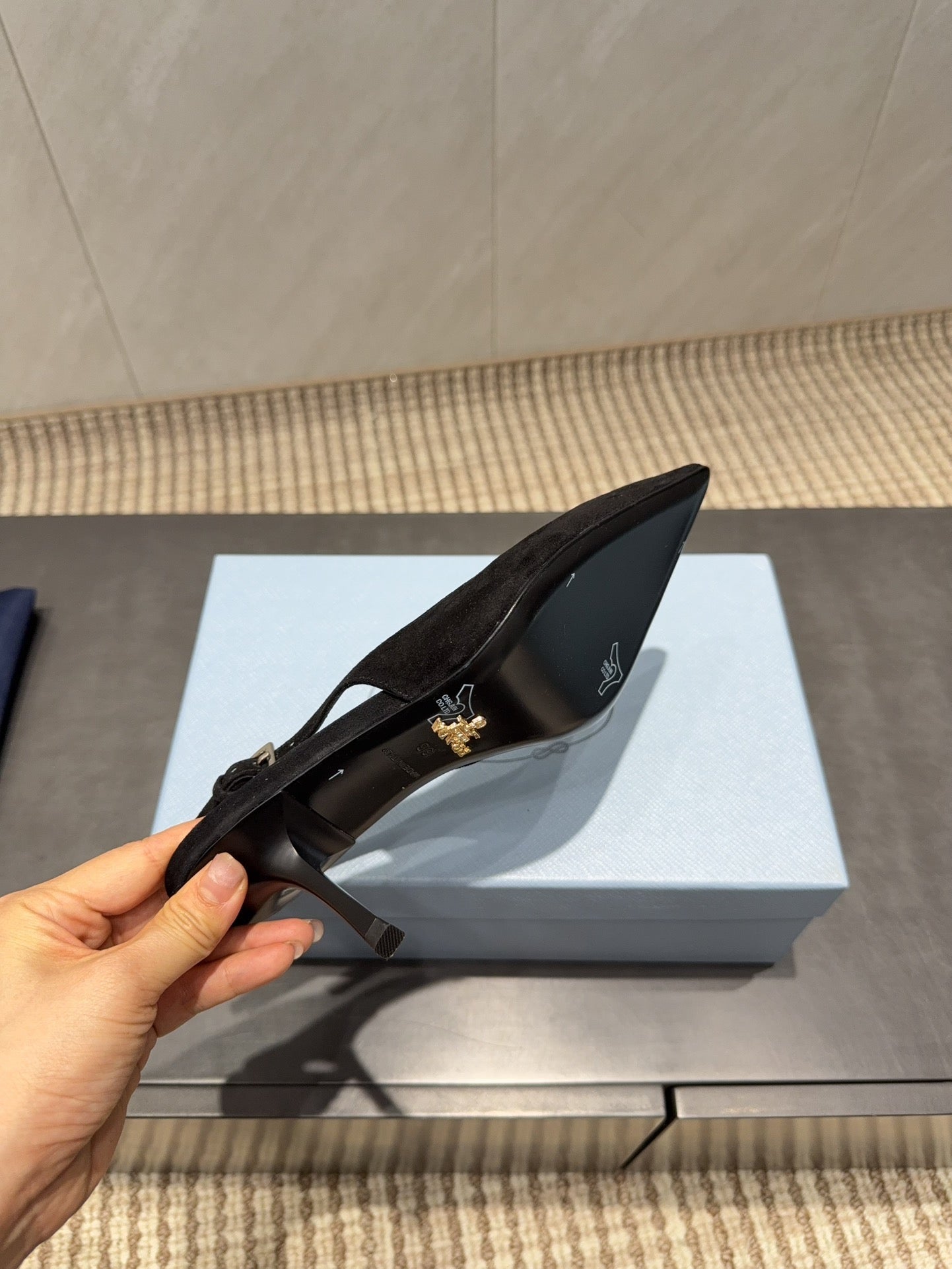 ЖІНОЧІ ТУФЛІ PRADA 26S НА ВИСОКИХ ПІДБОРАХ (75 ММ) З ЗАГОСТРЕНИМ НОСКОМ ТА РЕМІНЦЕМ ЗЗАДУ, ЧОРНА ЗАМША