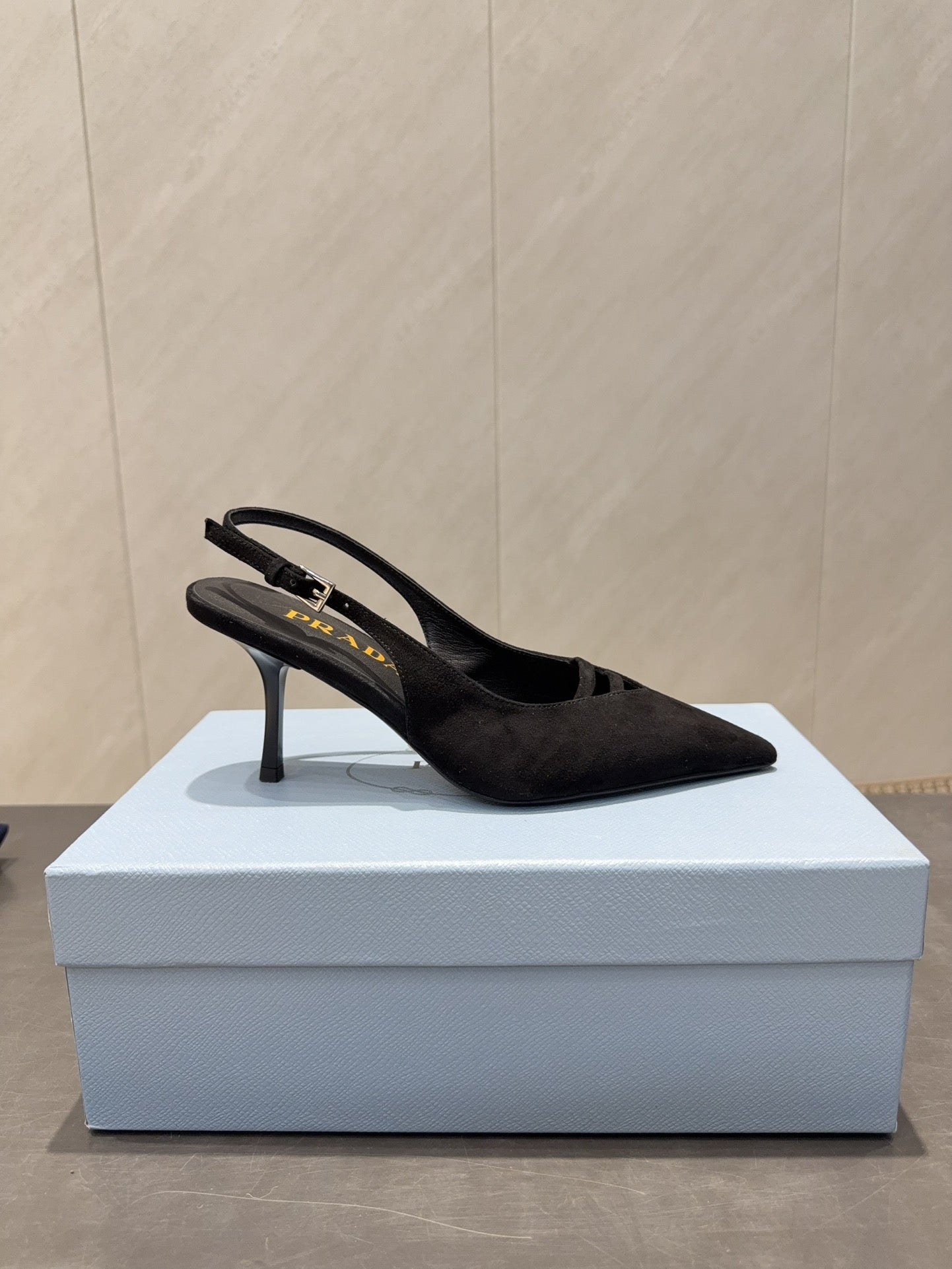 ЖІНОЧІ ТУФЛІ PRADA 26S НА ВИСОКИХ ПІДБОРАХ (75 ММ) З ЗАГОСТРЕНИМ НОСКОМ ТА РЕМІНЦЕМ ЗЗАДУ, ЧОРНА ЗАМША