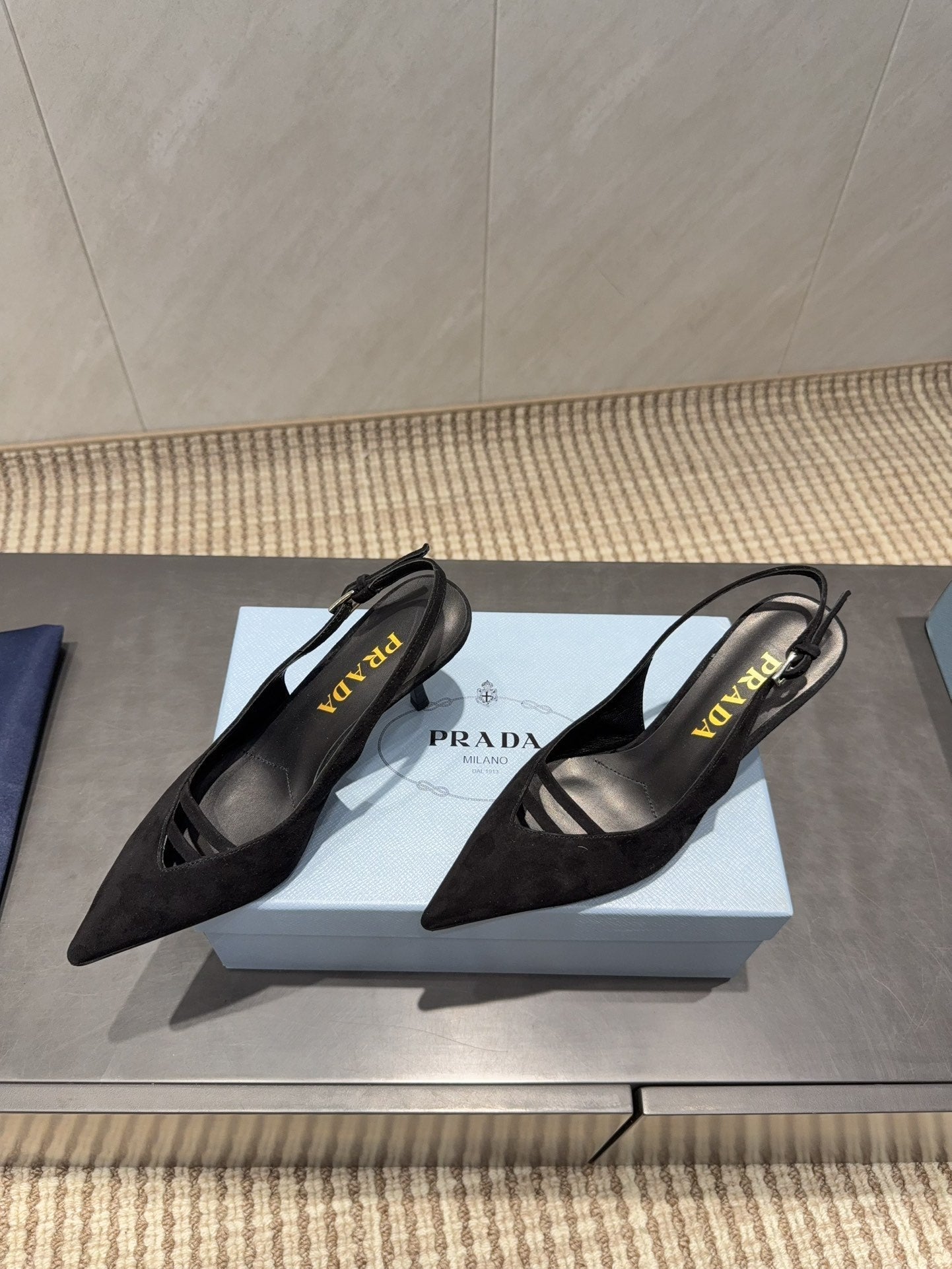 ЖІНОЧІ ТУФЛІ PRADA 26S НА ВИСОКИХ ПІДБОРАХ (75 ММ) З ЗАГОСТРЕНИМ НОСКОМ ТА РЕМІНЦЕМ ЗЗАДУ, ЧОРНА ЗАМША