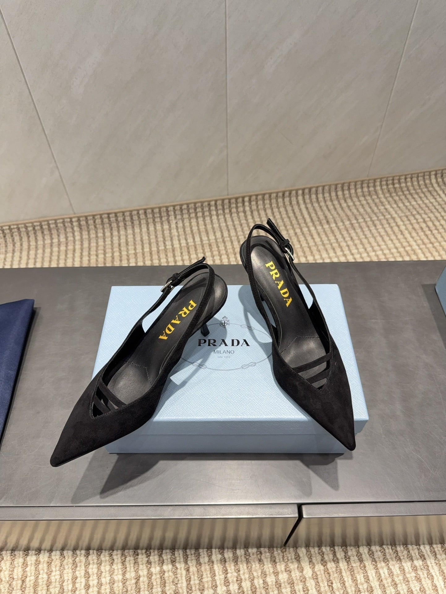 ЖІНОЧІ ТУФЛІ PRADA 26S НА ВИСОКИХ ПІДБОРАХ (75 ММ) З ЗАГОСТРЕНИМ НОСКОМ ТА РЕМІНЦЕМ ЗЗАДУ, ЧОРНА ЗАМША