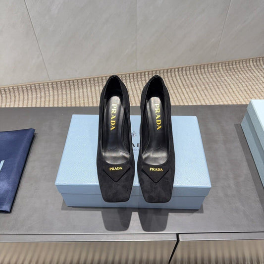 PRADA 26S КВАДРАТНІ ТУФЛІ НА ВИСОКИХ ПІДБОРАХ 85 ММ З ЧОРНОЇ ЗАМШІ З ЛОГОТИПОМ