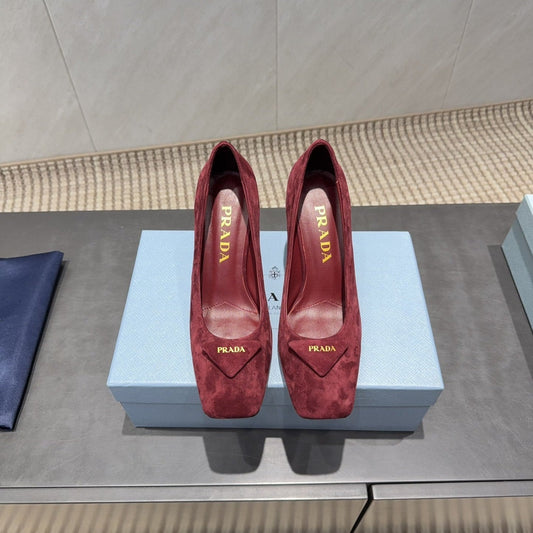 PRADA 26S КВАДРАТНИЙ НОСОК, ТУФЛІ НА ВИСОКИХ ПІДБОРАХ 85 ММ З ТЕМНО-ЧЕРВОНОЇ ЗАМШІ З ЛОГОТИПОМ