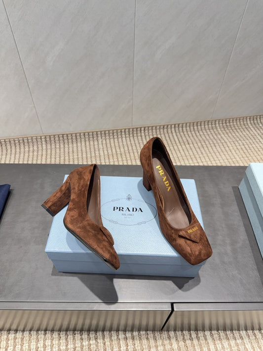 ЖІНОЧІ ТУФЛІ PRADA 26S НА ВИСОКИХ ПІДБОРАХ 85 ММ З КВАДРАТНИМ НОСКОМ З КАРАМЕЛЬНО-КОРИЧНЕВОЇ ЗАМШІ З ЛОГОТИПОМ